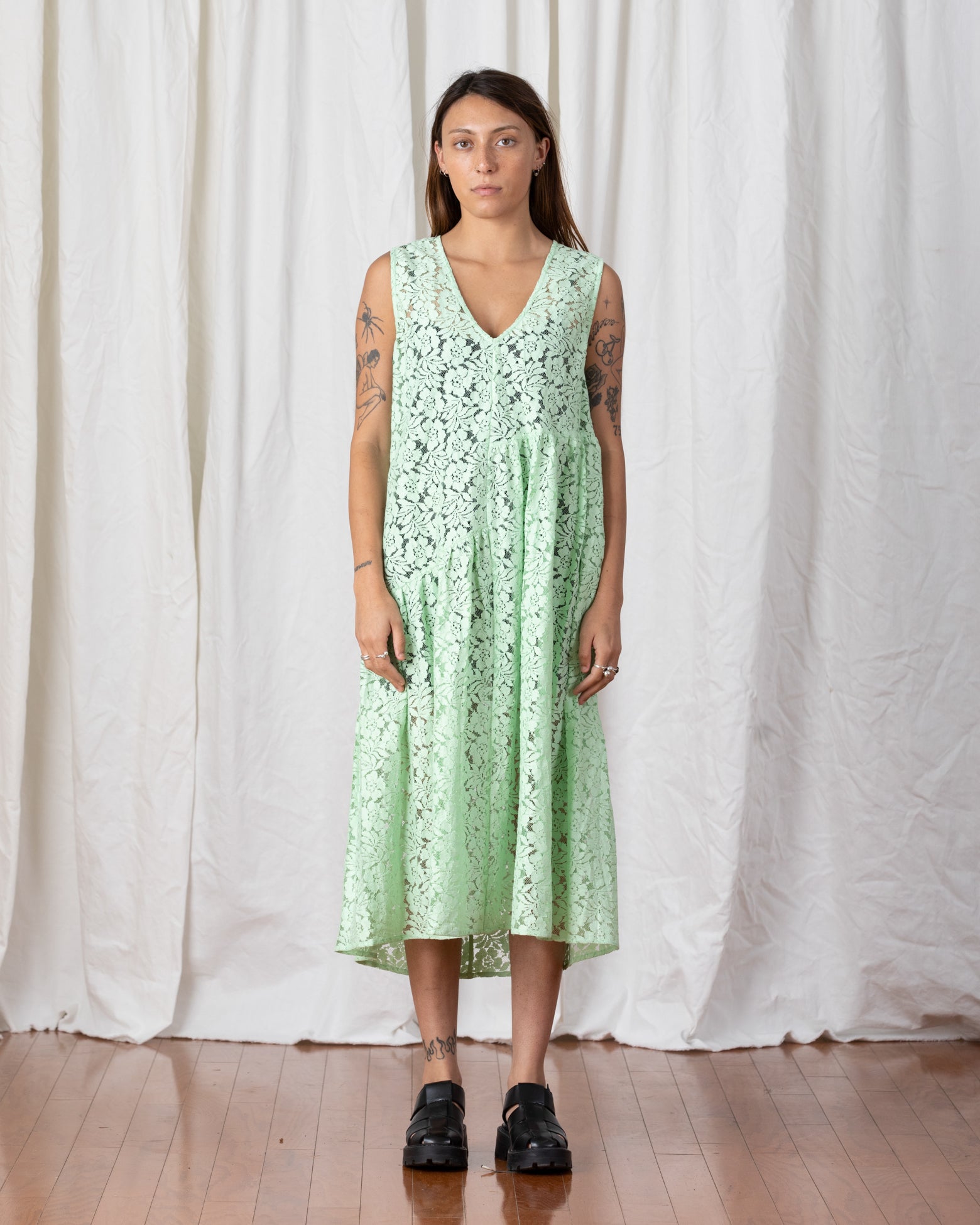 LACE V-NECK DRESS W/ GATHERS - MUTED LILAC