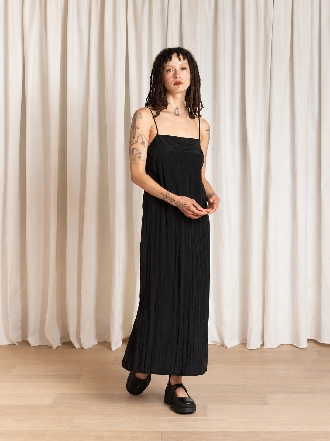 SQUARE NECK SLIP DRESS - BLACK