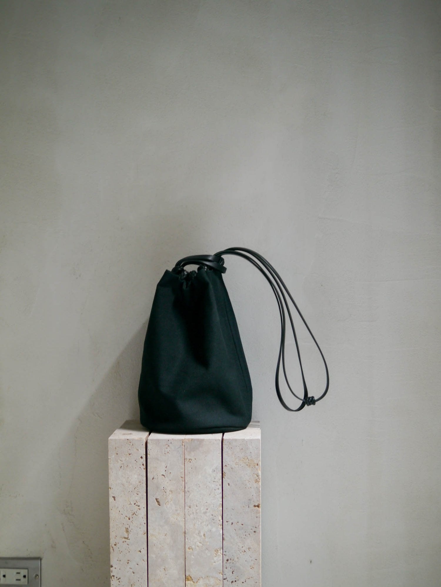WOVEN DRAWSTRING BUCKET BAG - ALL BLACK