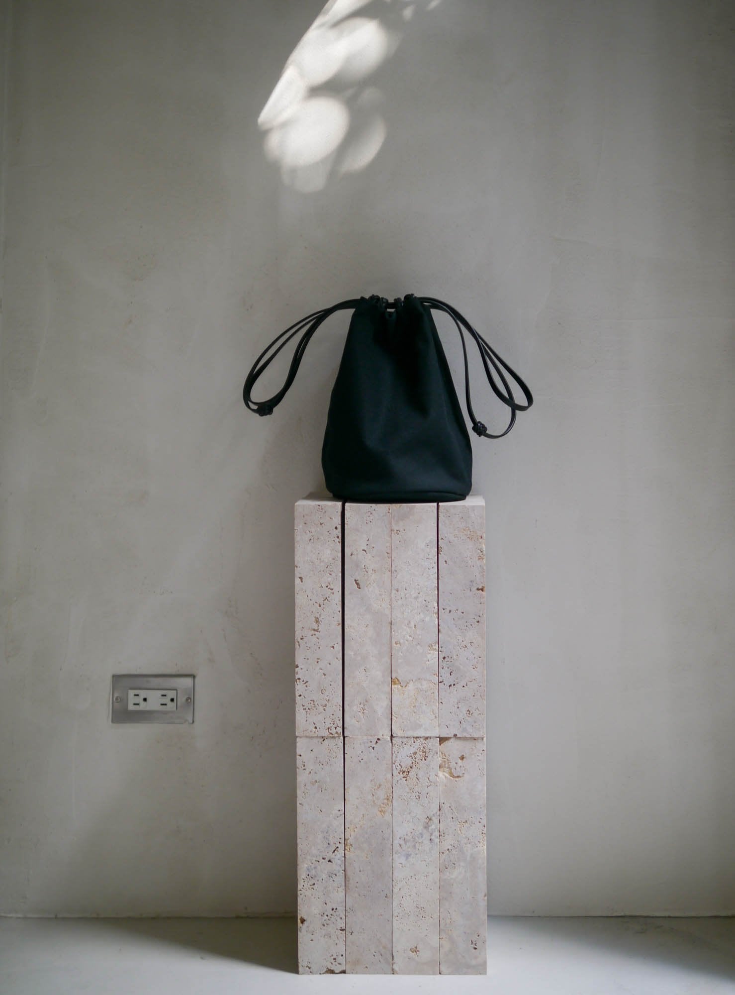 WOVEN DRAWSTRING BUCKET BAG - ALL BLACK