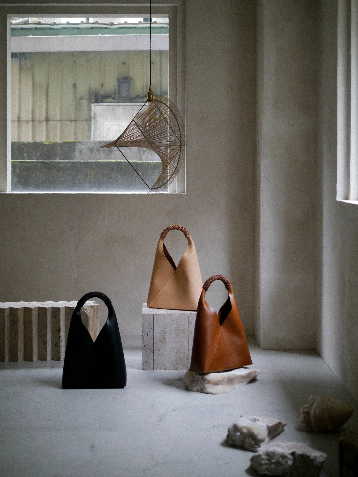 WOVEN TRIANGLE BAG 45 - BLACK