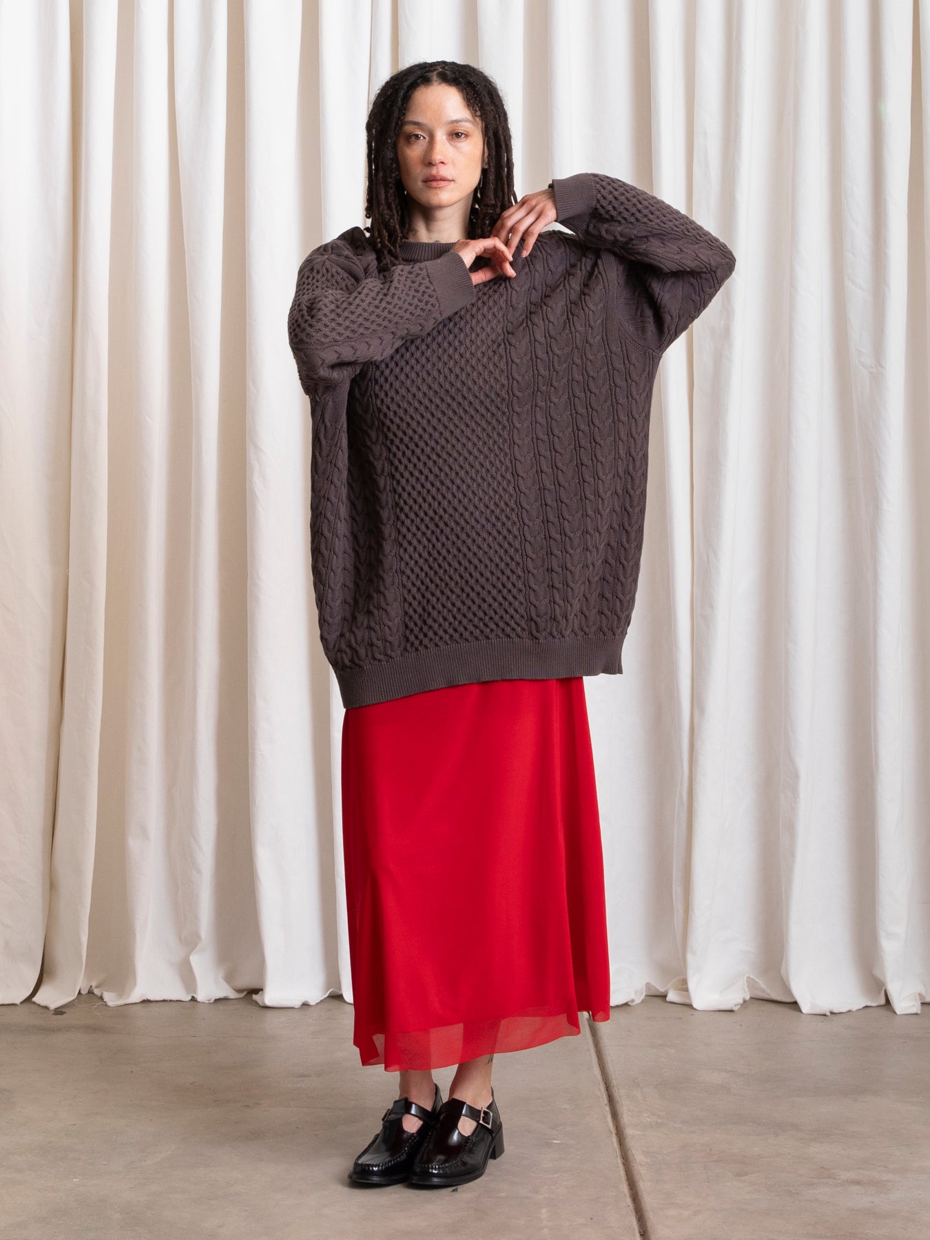 OVERSIZED CABLE KNIT SWEATER - BROWN