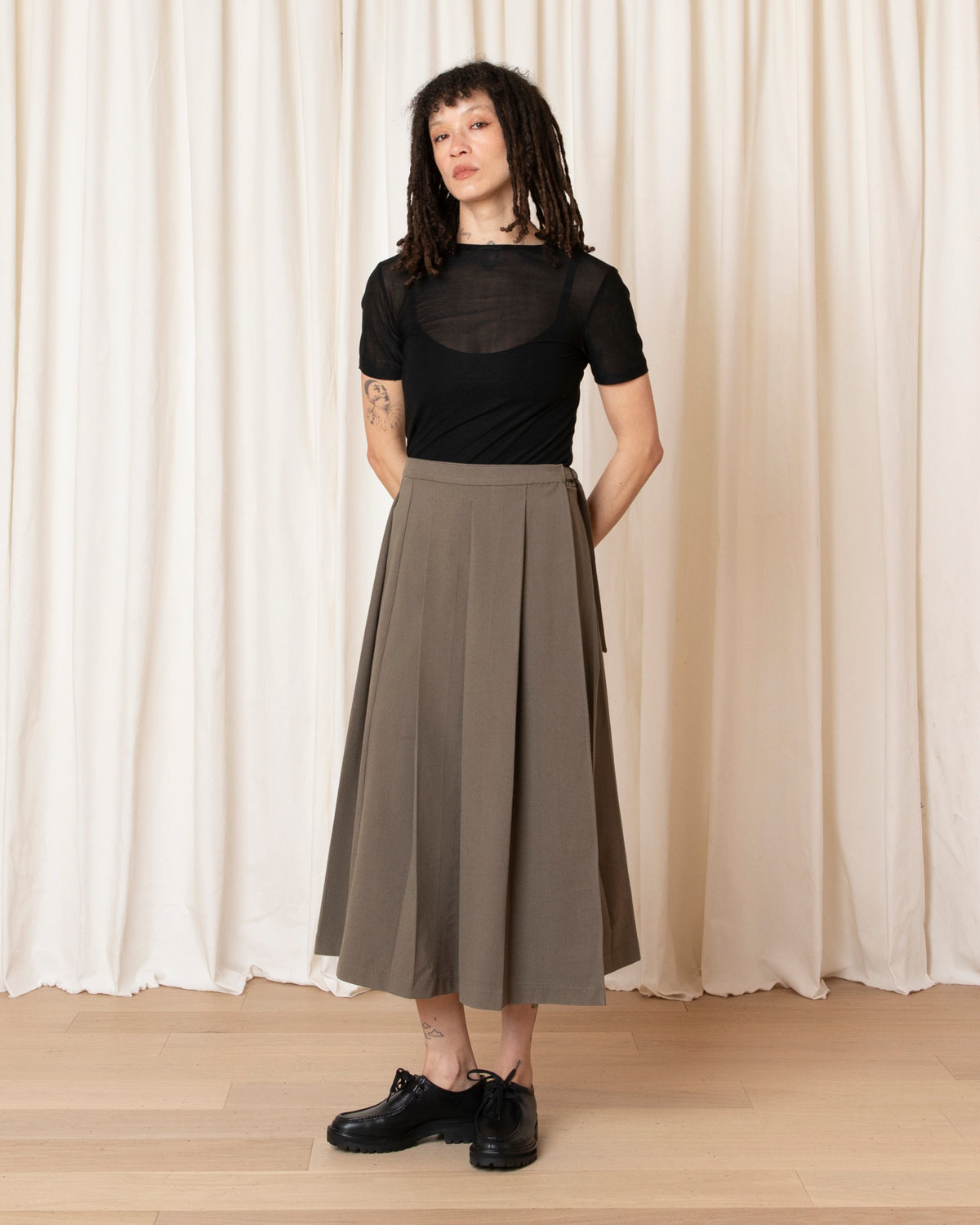MIDI PLEATED WRAP SKIRT - TAUPE