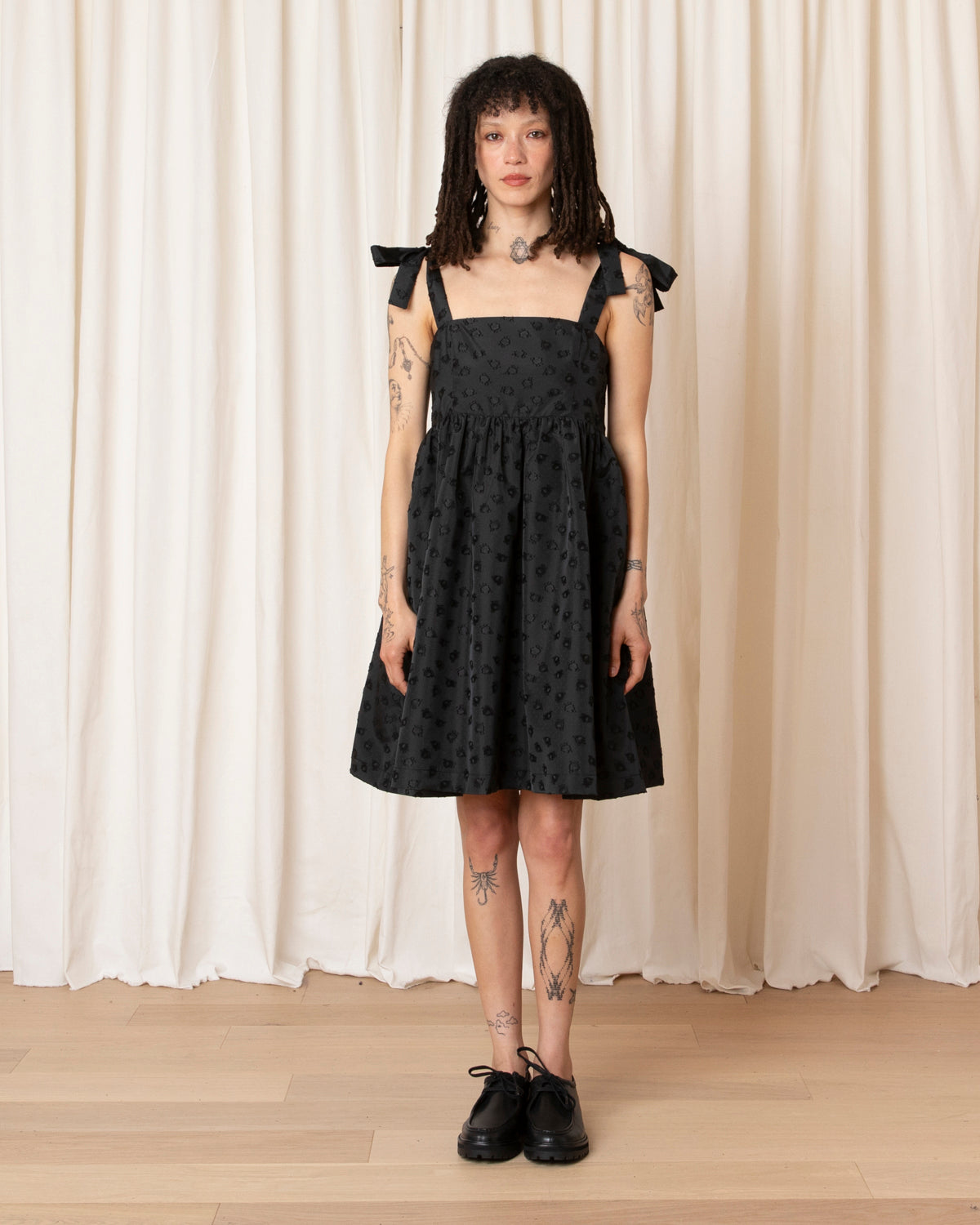 SHORT TIE STRAP DRESS - BLACK FLOWER JACQUARD