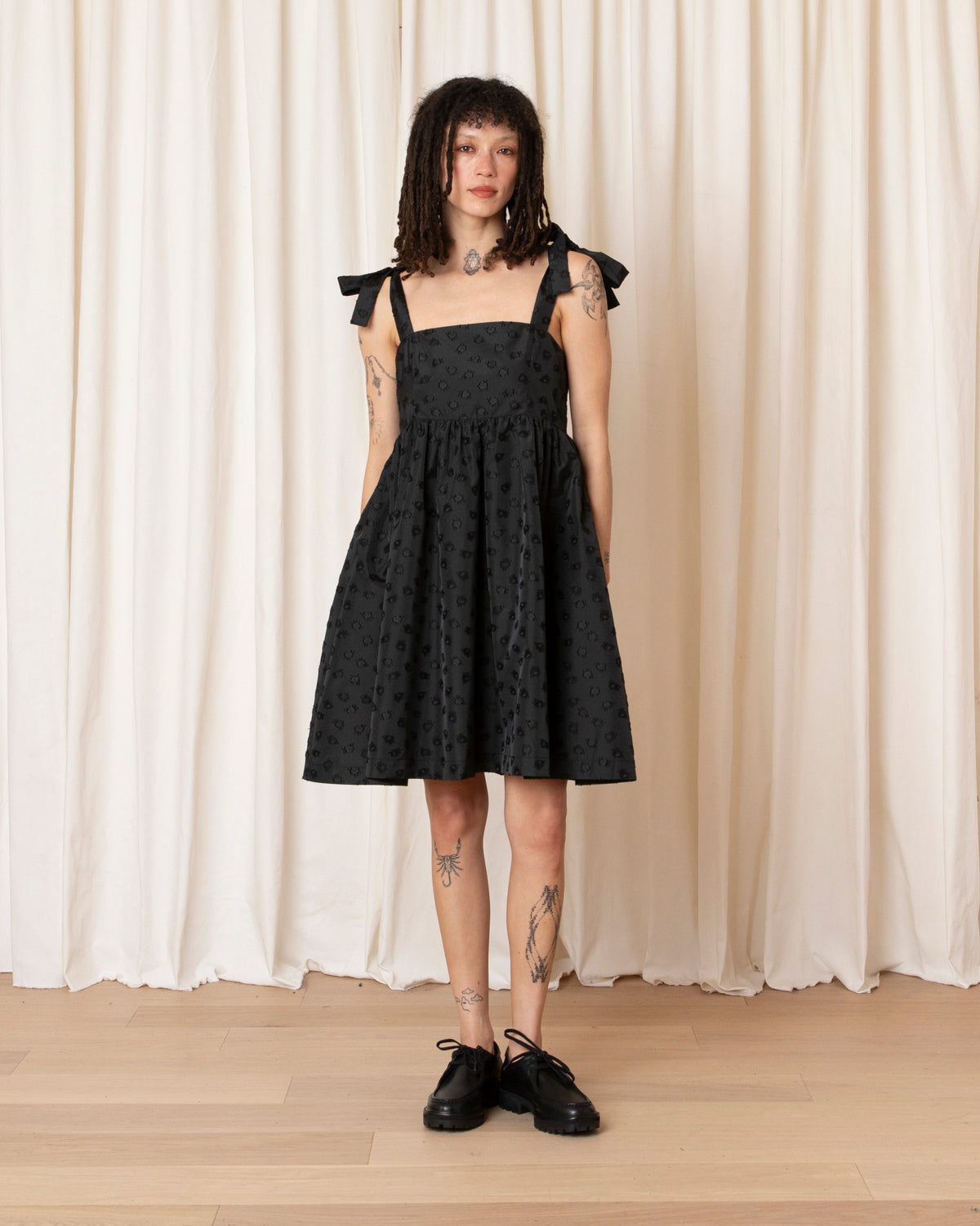SHORT TIE STRAP DRESS - BLACK FLOWER JACQUARD