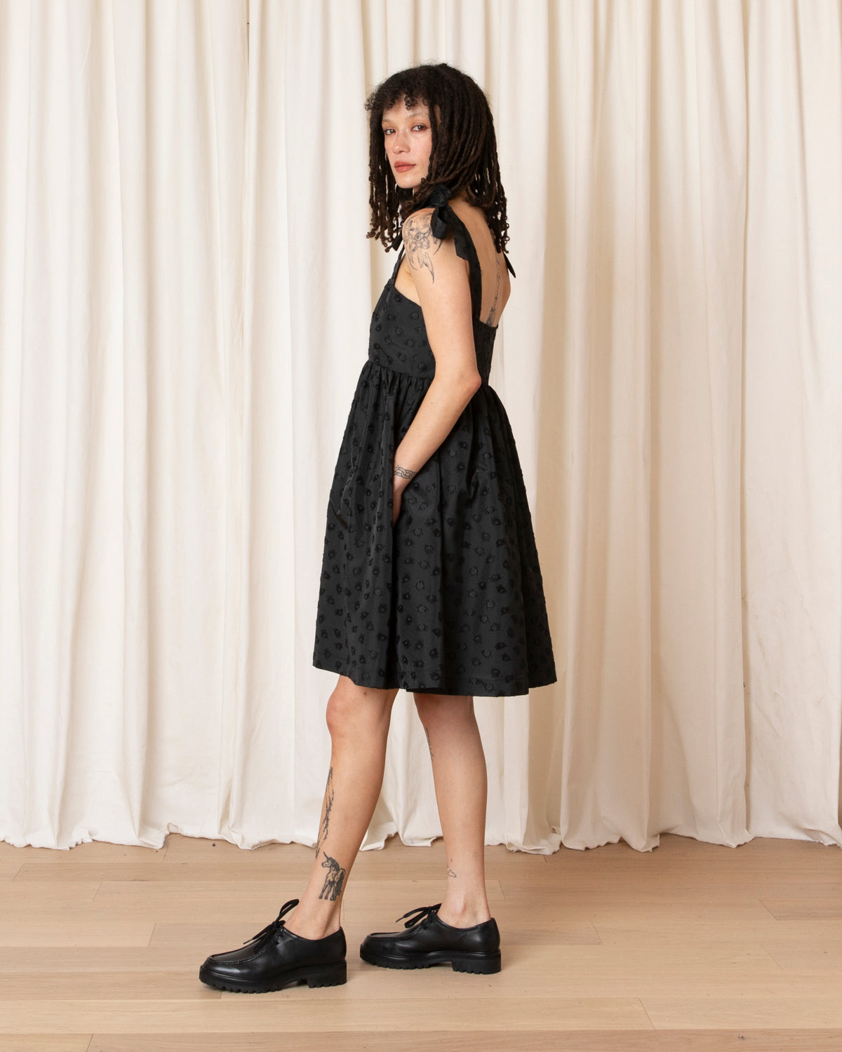SHORT TIE STRAP DRESS - BLACK FLOWER JACQUARD