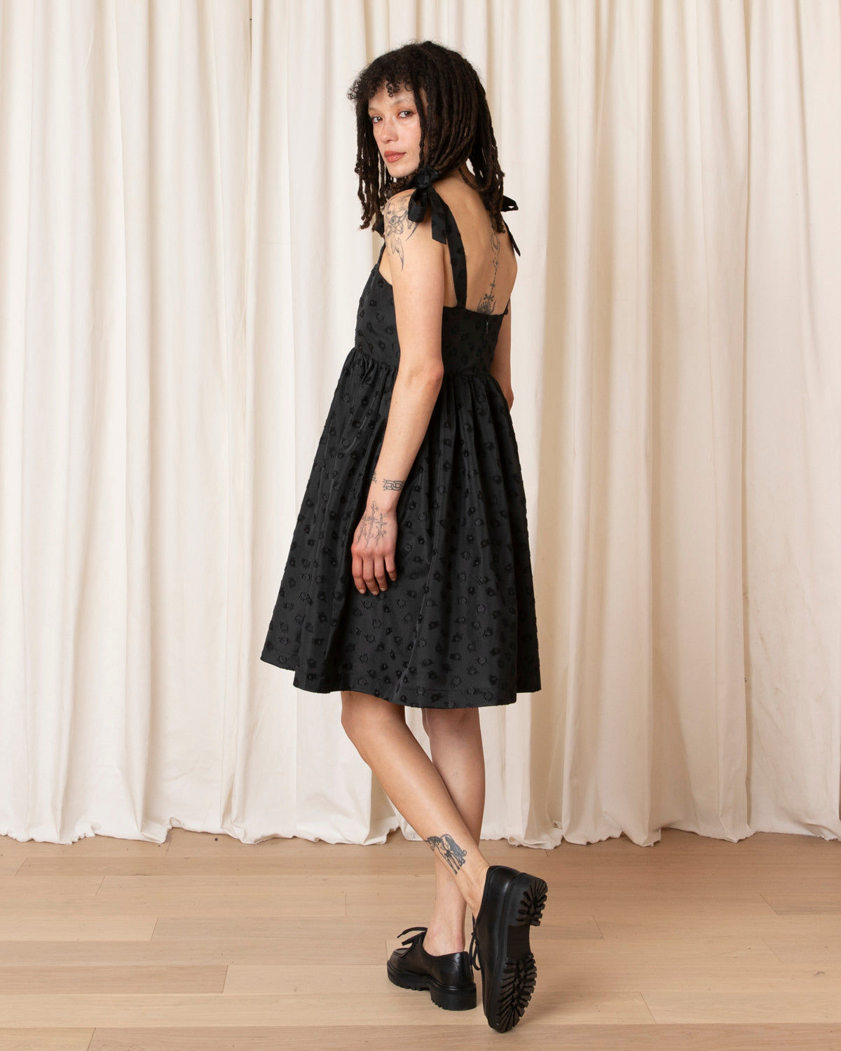 SHORT TIE STRAP DRESS - BLACK FLOWER JACQUARD