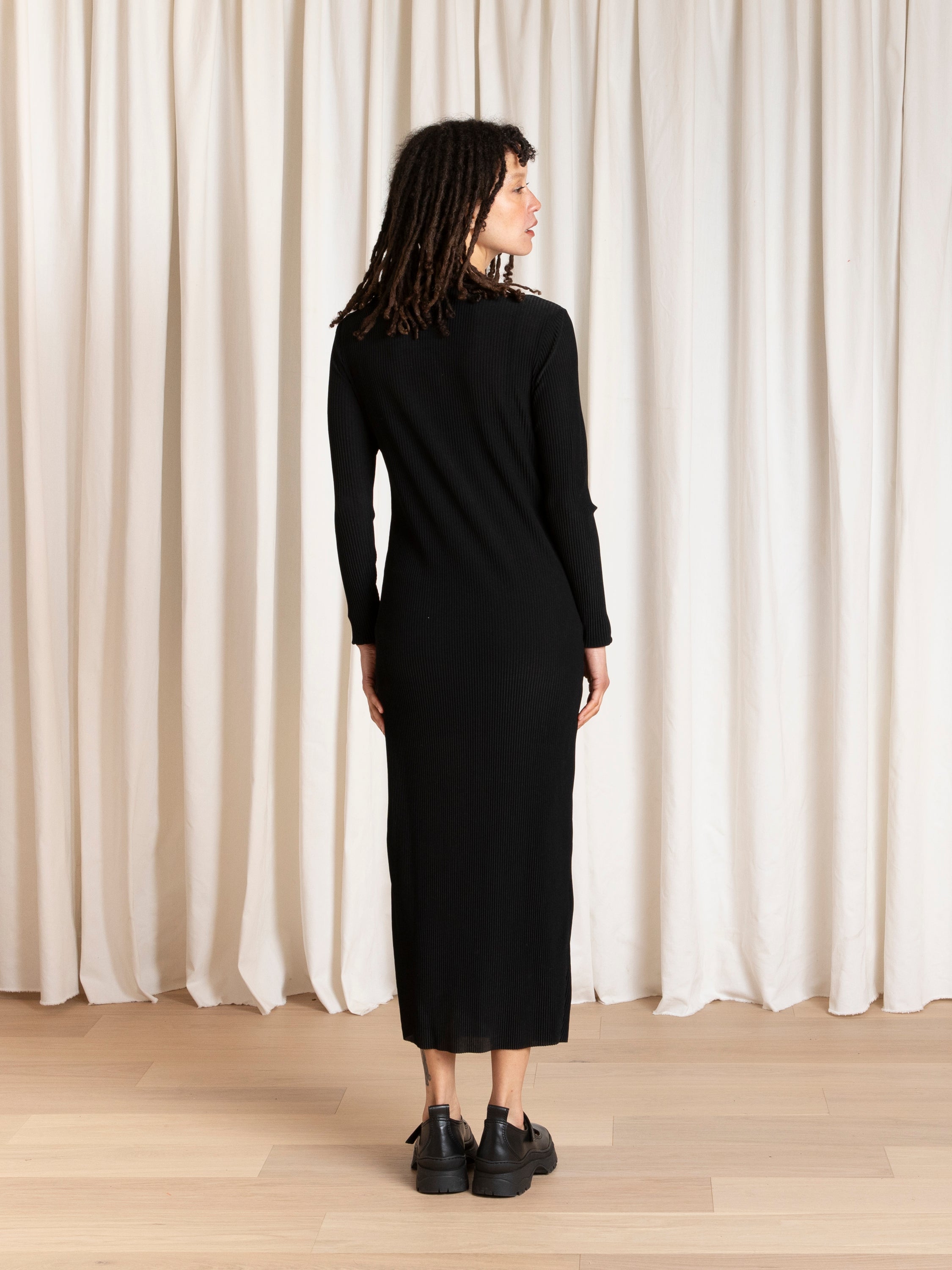 THICK PLEATED MESH DRESS - BLACK