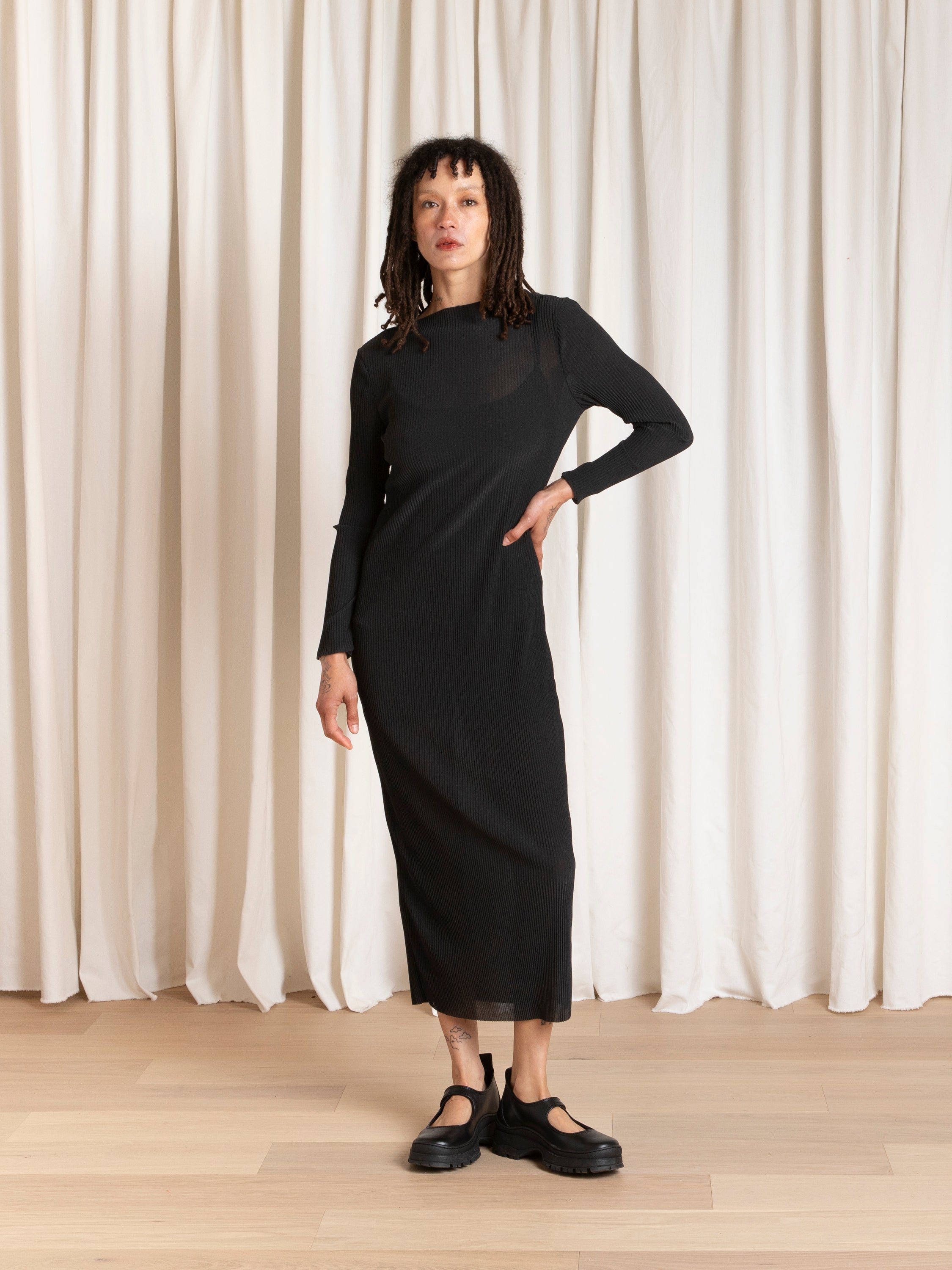 THICK PLEATED MESH DRESS - BLACK