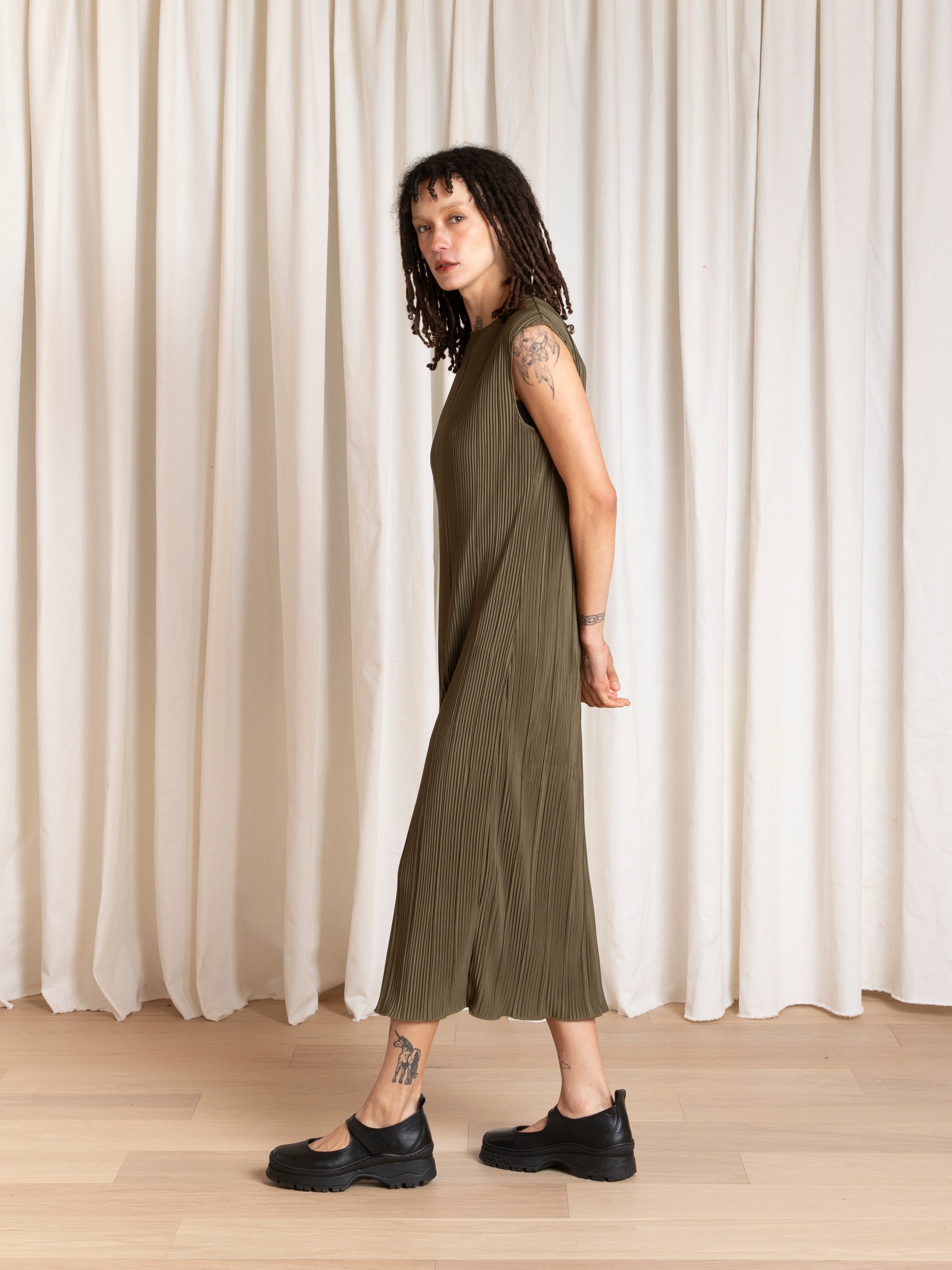 PLEATED TANK DRESS - OLIVE