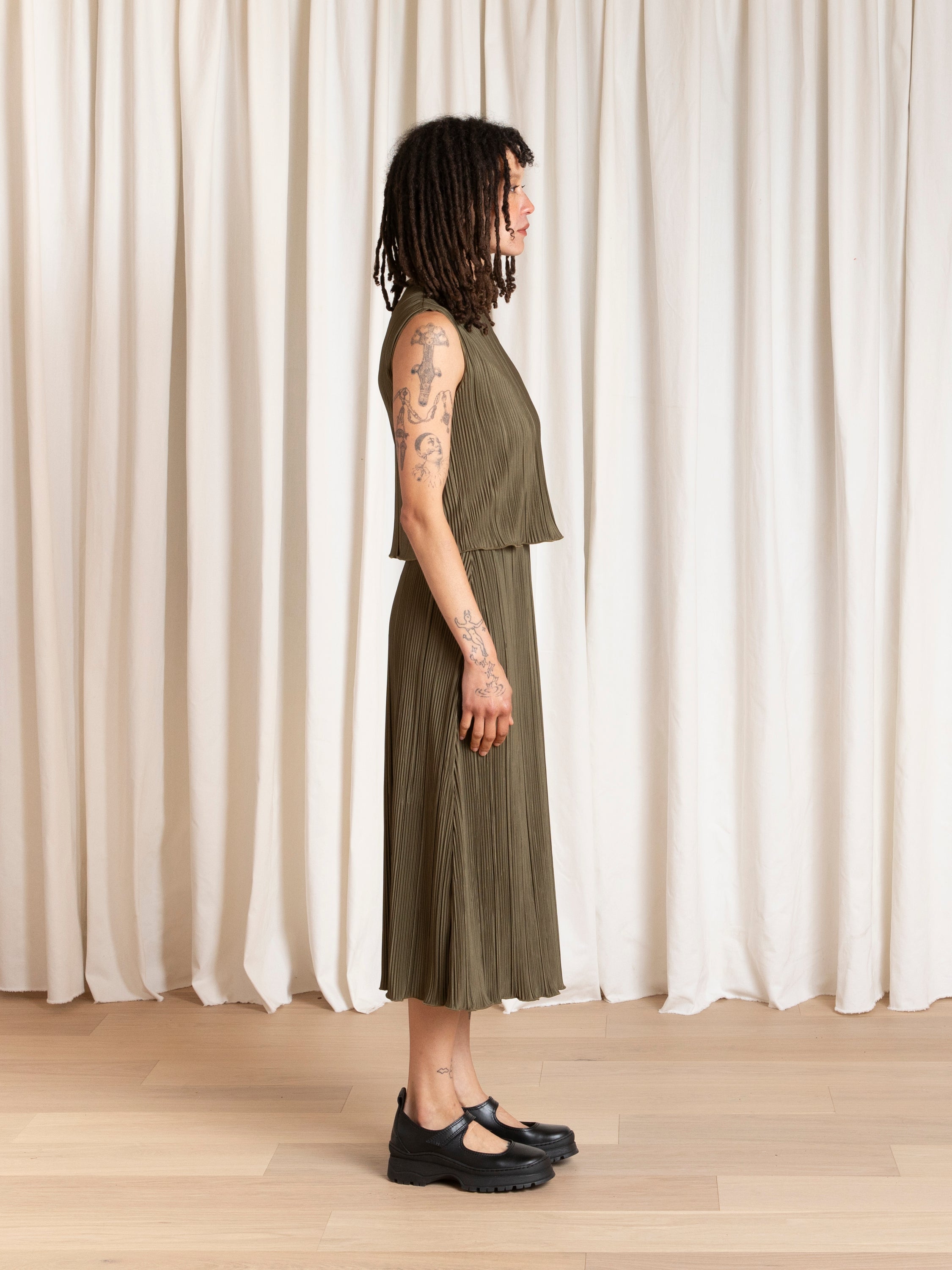 PLEATED SLIM MIDI SKIRT - OLIVE