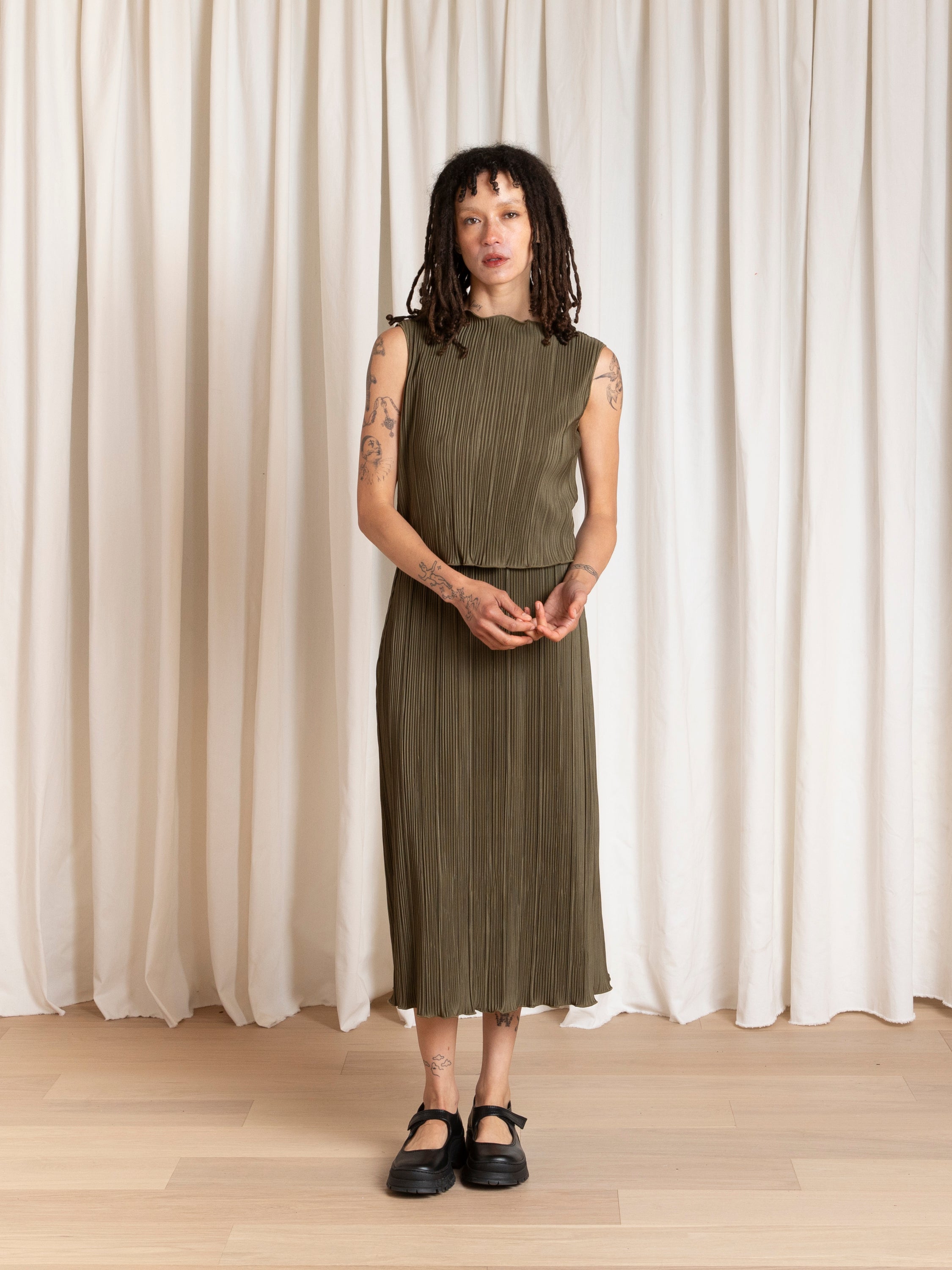 PLEATED SLIM MIDI SKIRT - OLIVE