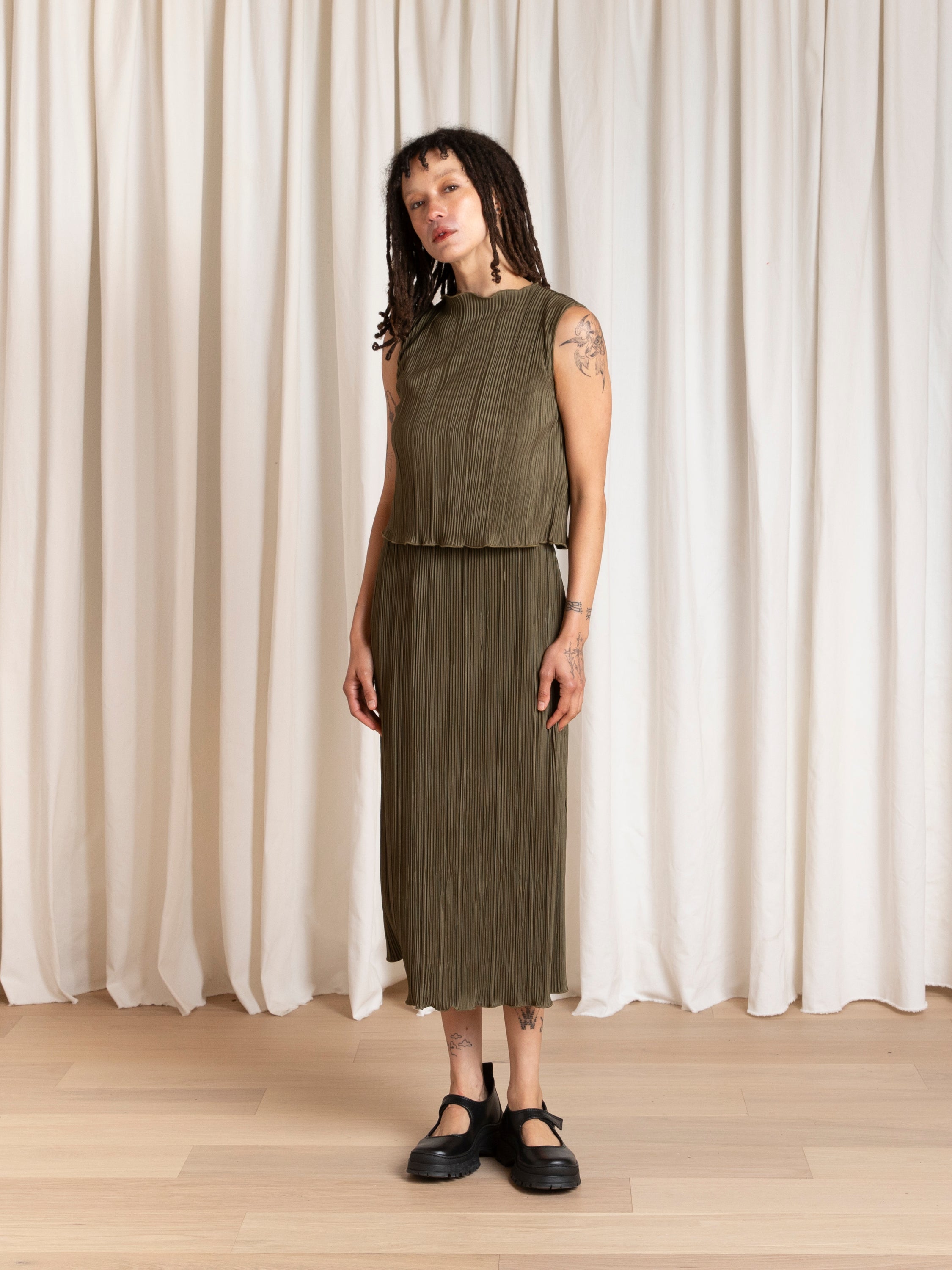 PLEATED SLIM MIDI SKIRT - OLIVE