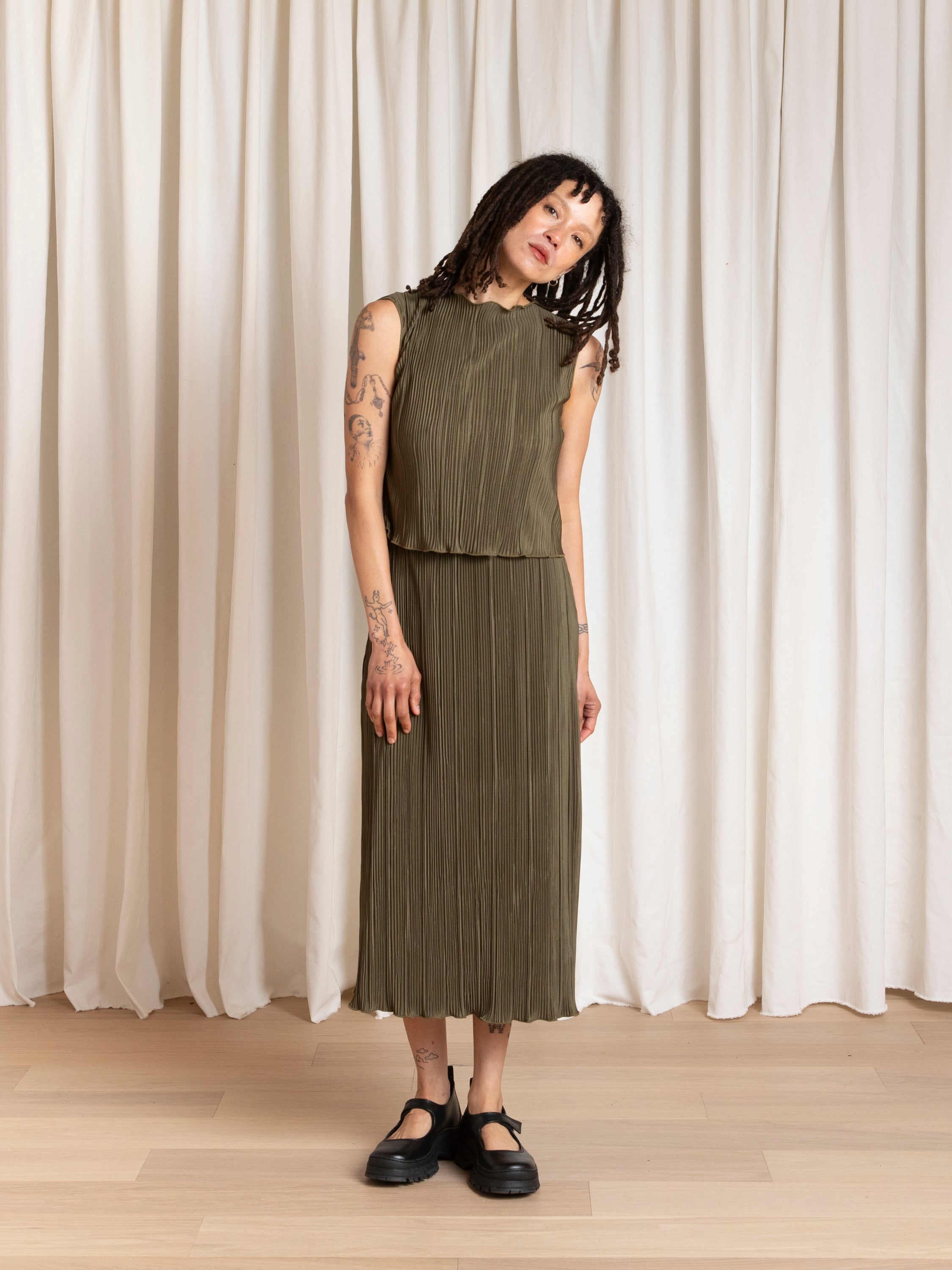 PLEATED SLIM MIDI SKIRT - OLIVE