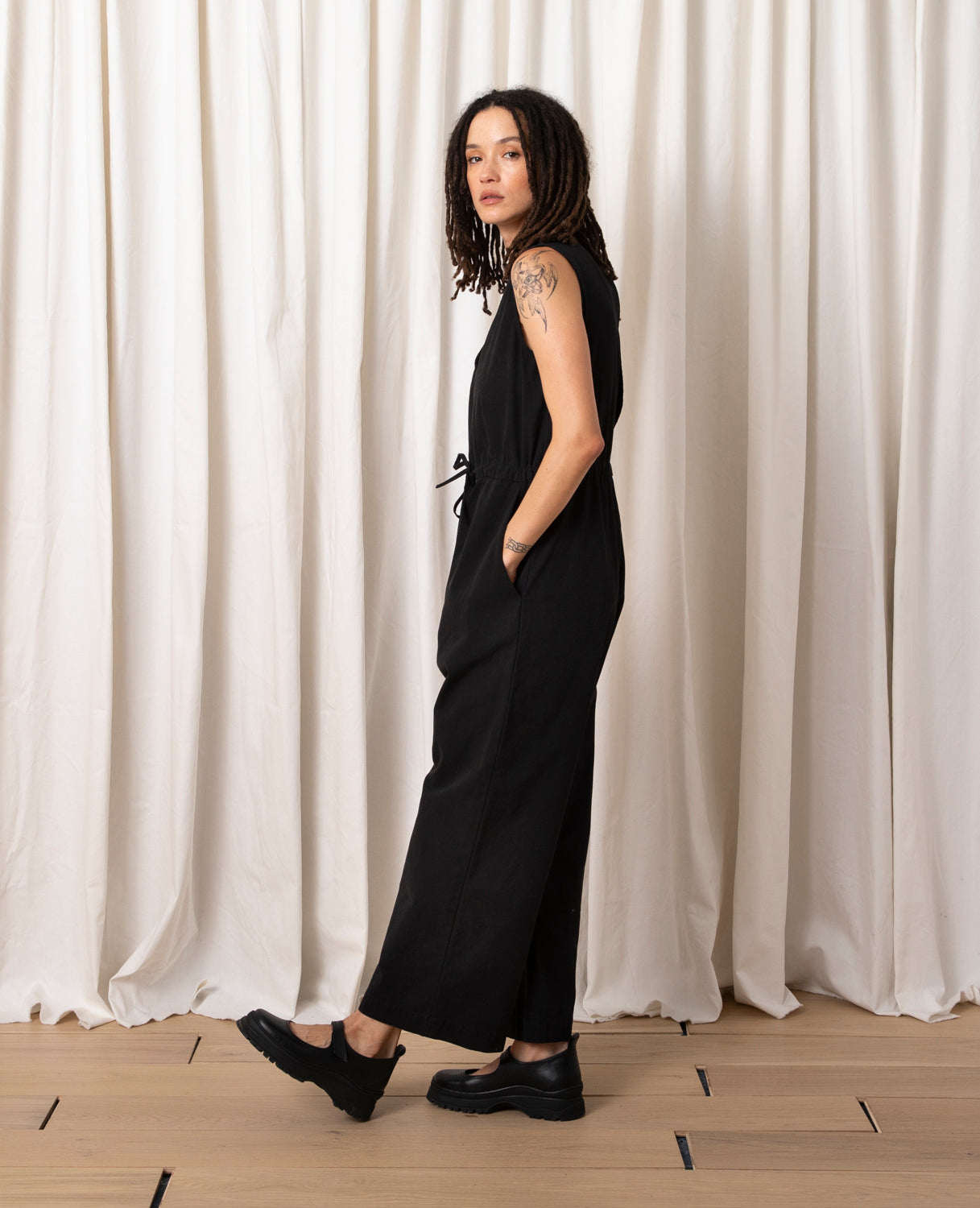 HEAVY SLIT-BACK JUMPER - BLACK