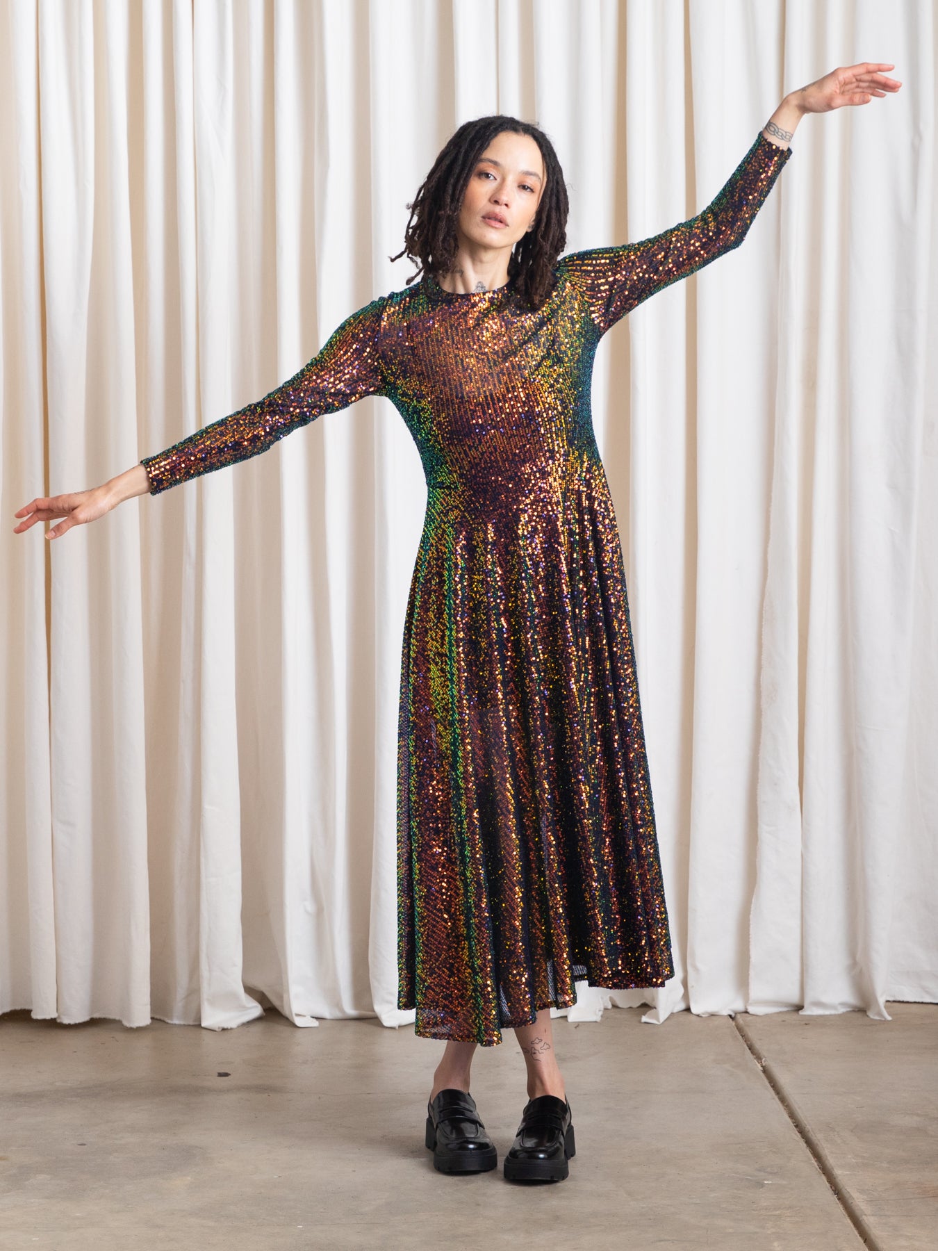 SEQUINS FITTED DRESS - IRIDESCENT