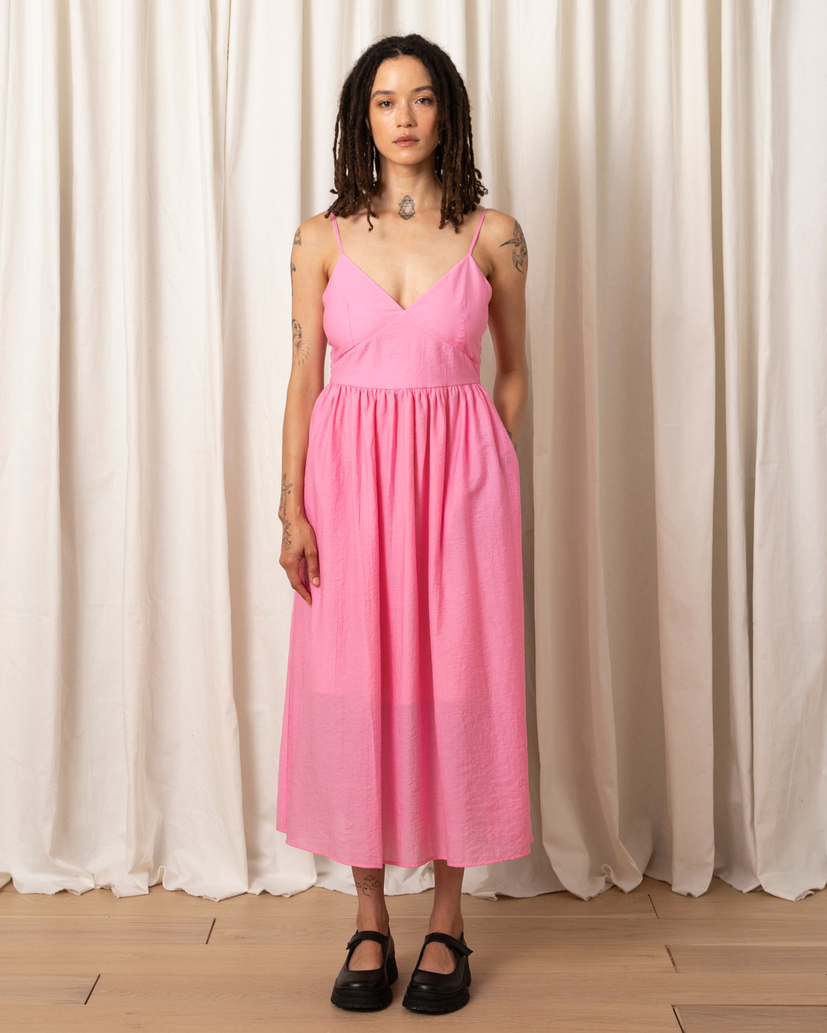 SAMPLE - TIE BACK MIDI DRESS - KELLY GREEN SEERSUCKER