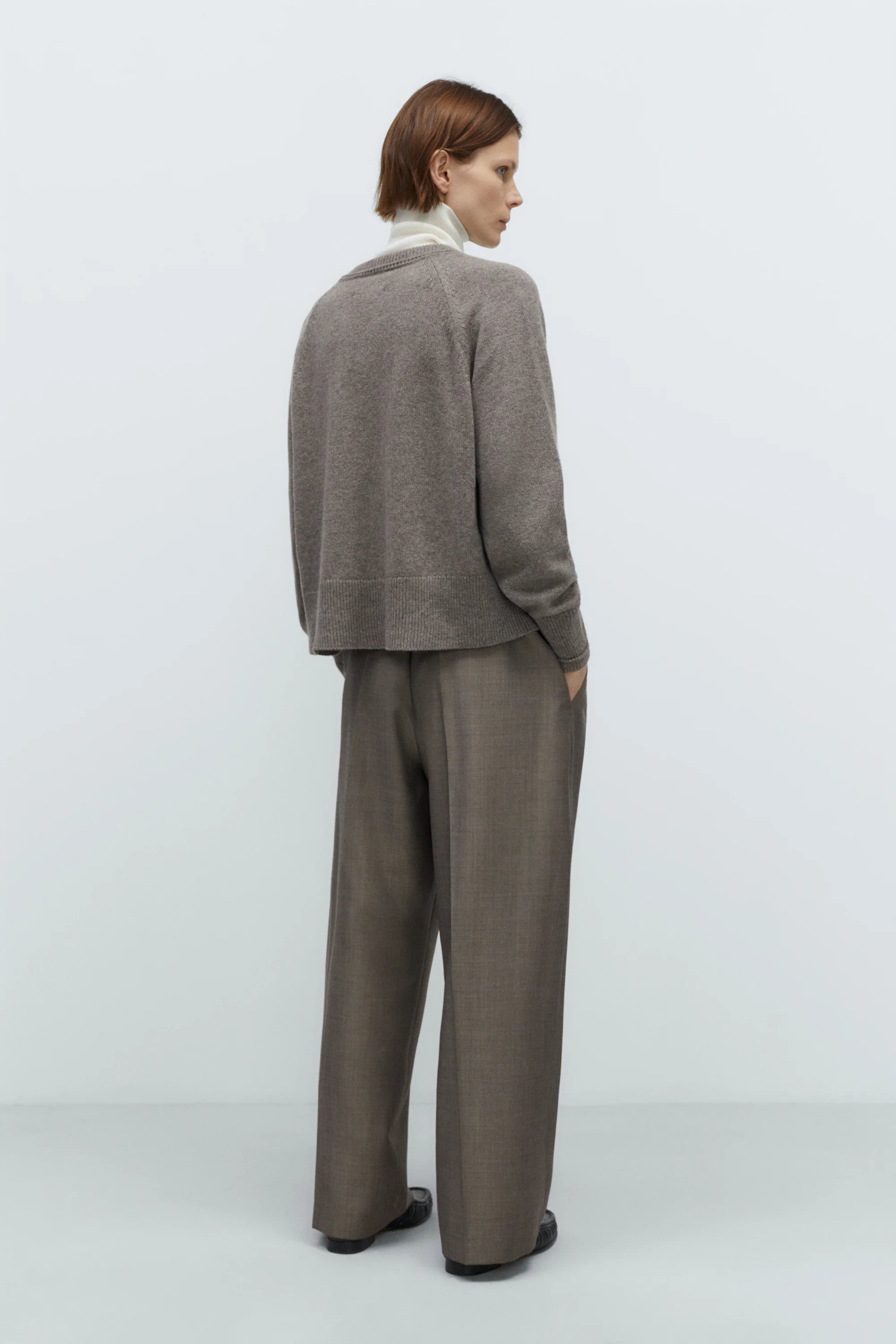 CASHMERE V-NECK SWEATER - TAUPE