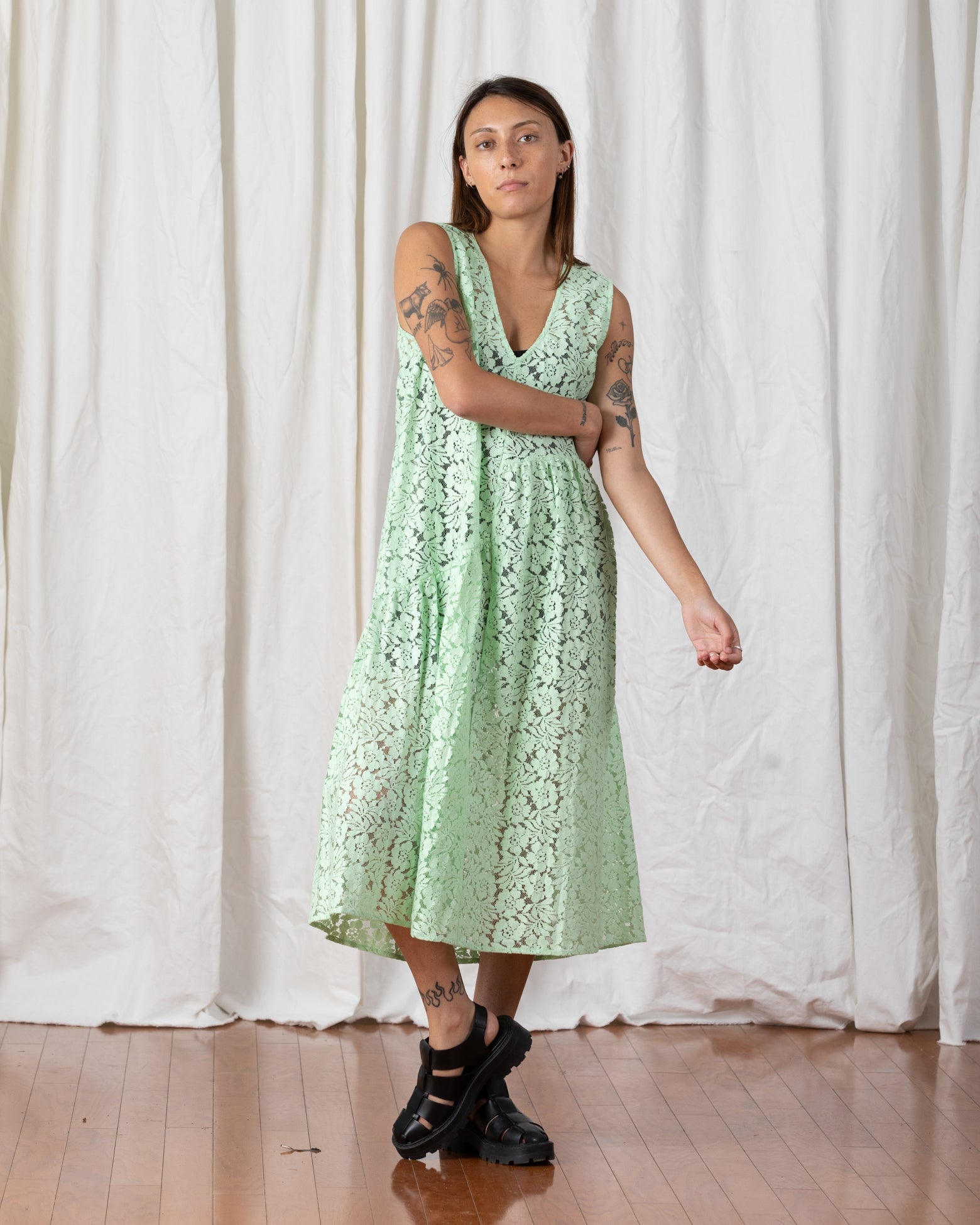 SAMPLE - LACE V-NECK DRESS W/ GATHERS - EMERALD GREEN