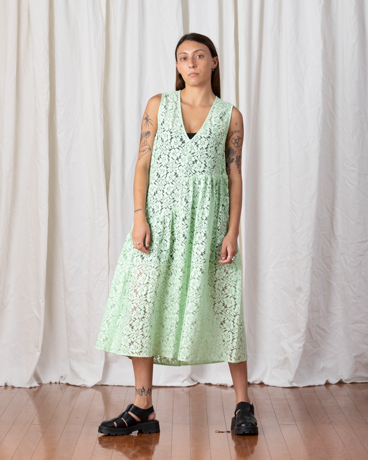 LACE V-NECK DRESS W/ GATHERS - MUTED LILAC