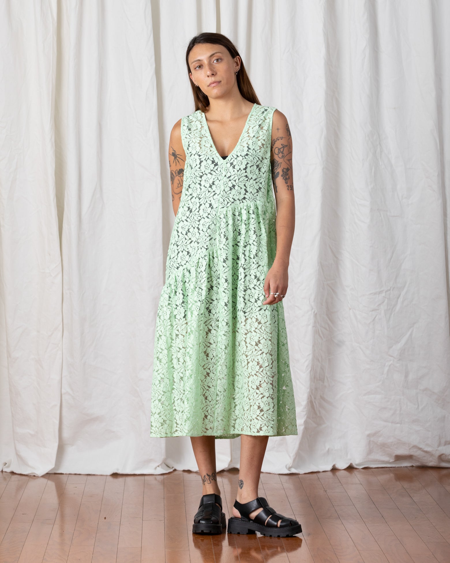 LACE V-NECK DRESS W/ GATHERS - MUTED LILAC