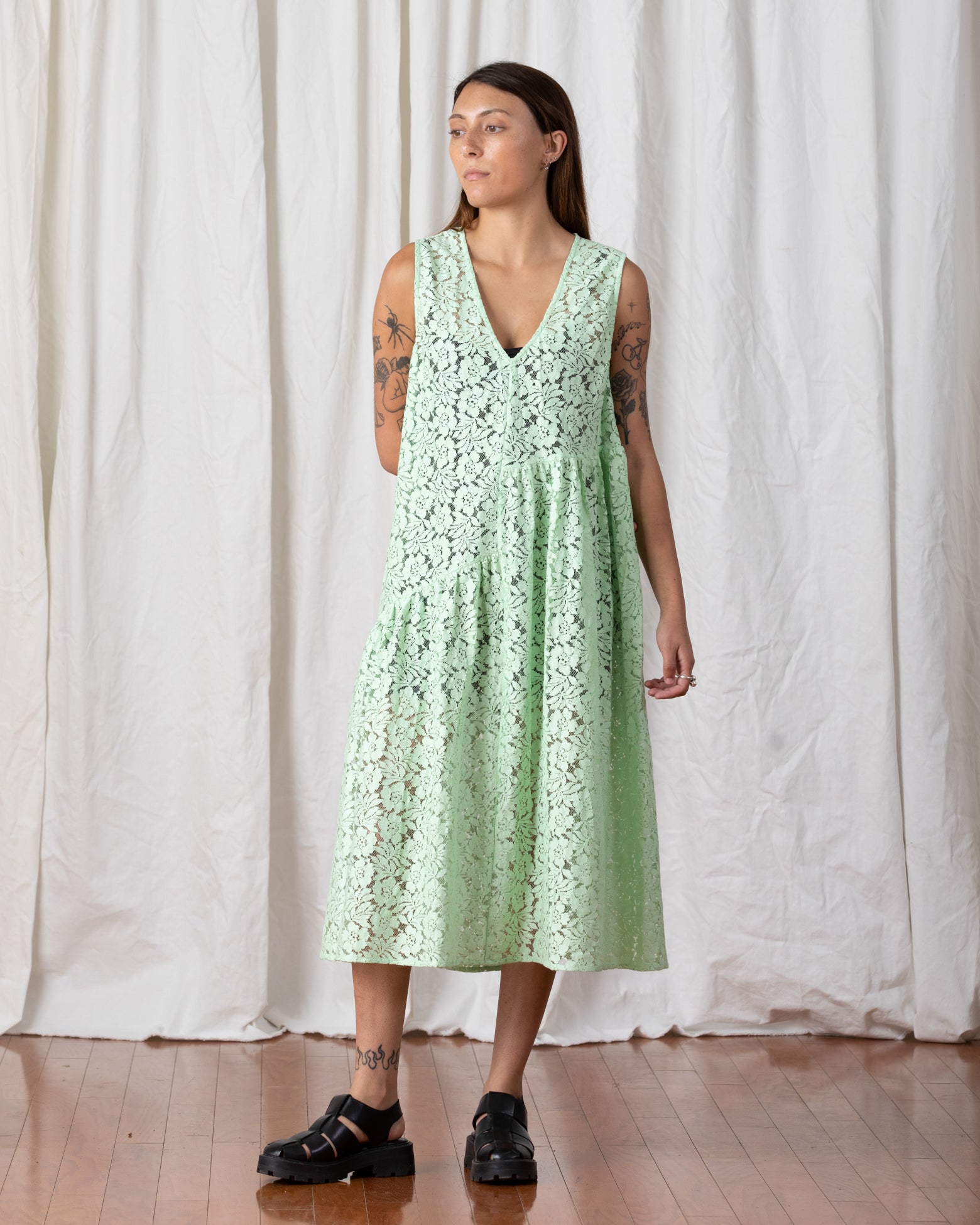 LACE V-NECK DRESS W/ GATHERS - MUTED LILAC