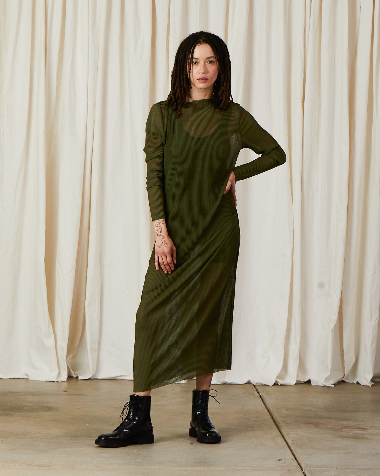 PLEATED MESH DRESS - OLIVE