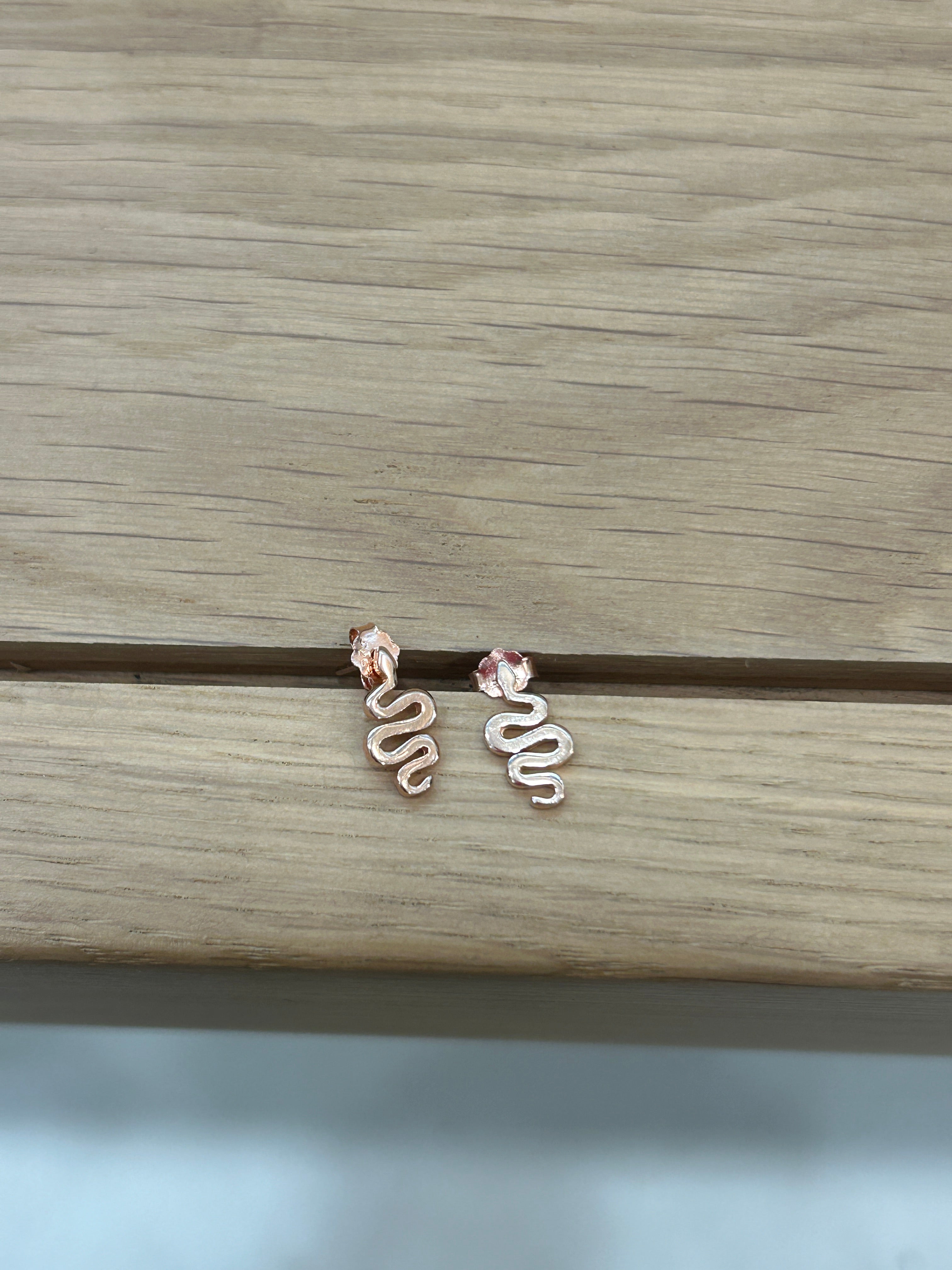 TINY SNAKE STUD - ROSE GOLD