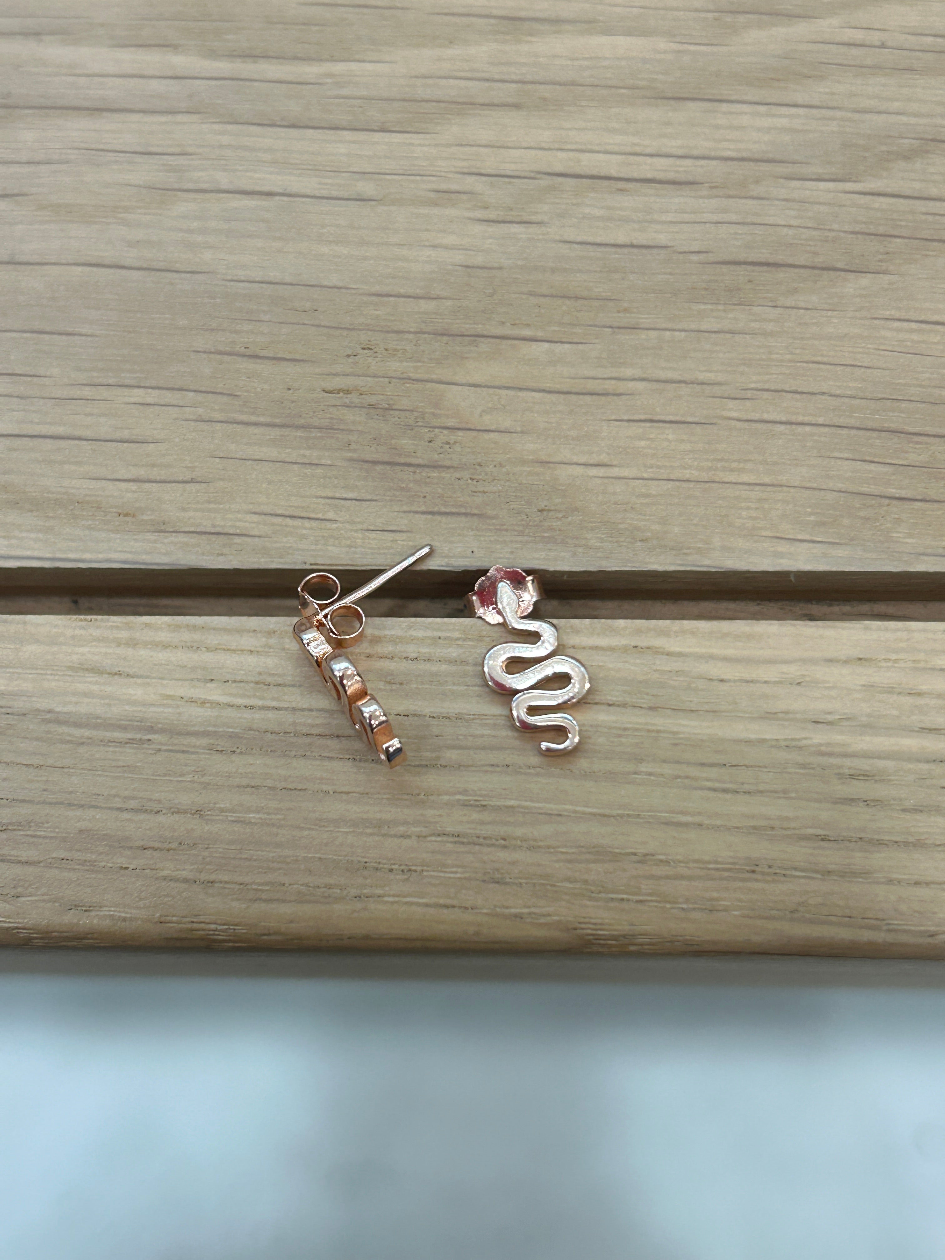 TINY SNAKE STUD - ROSE GOLD