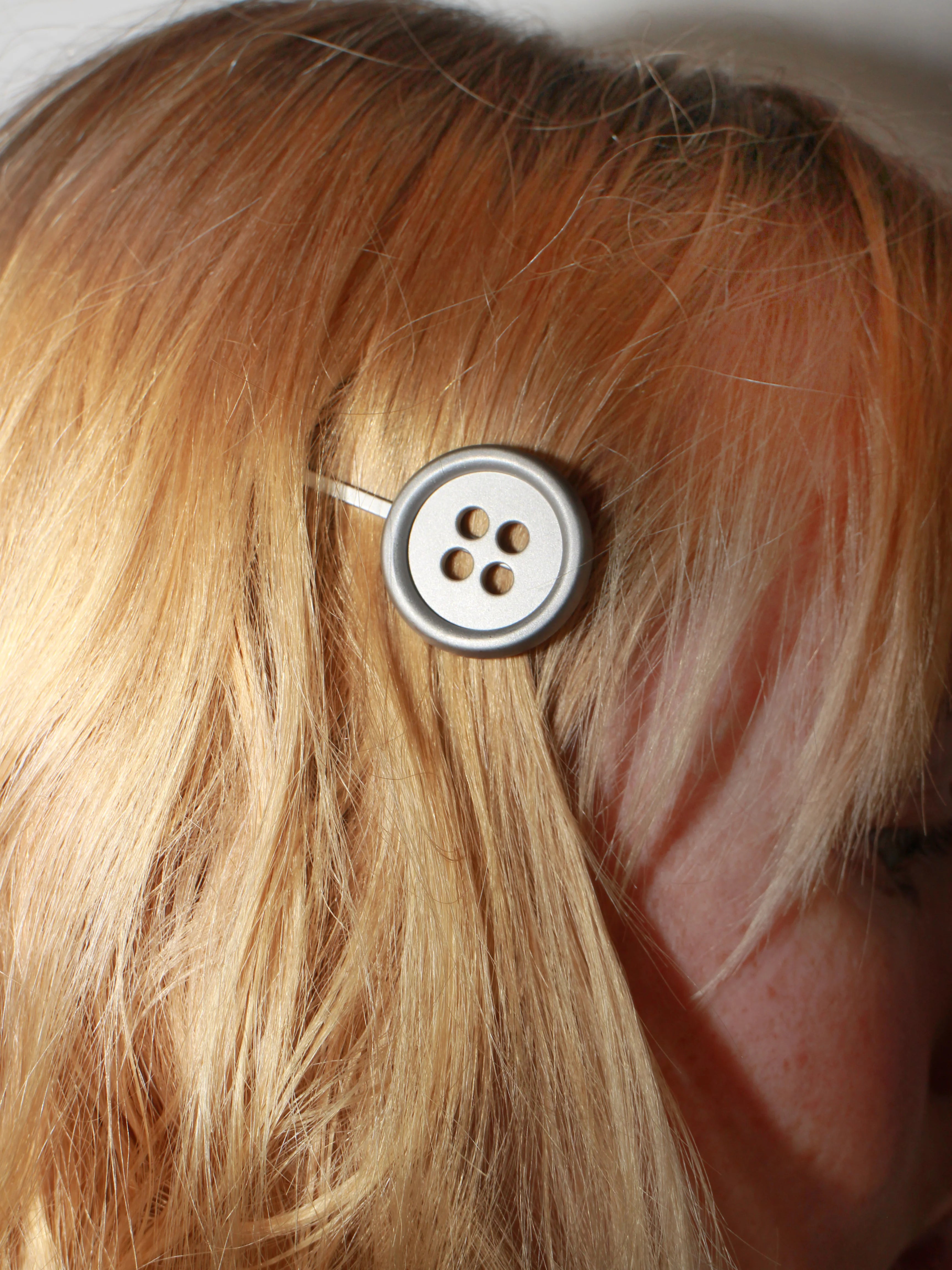 CUTE AS A BUTTON HAIRPIN