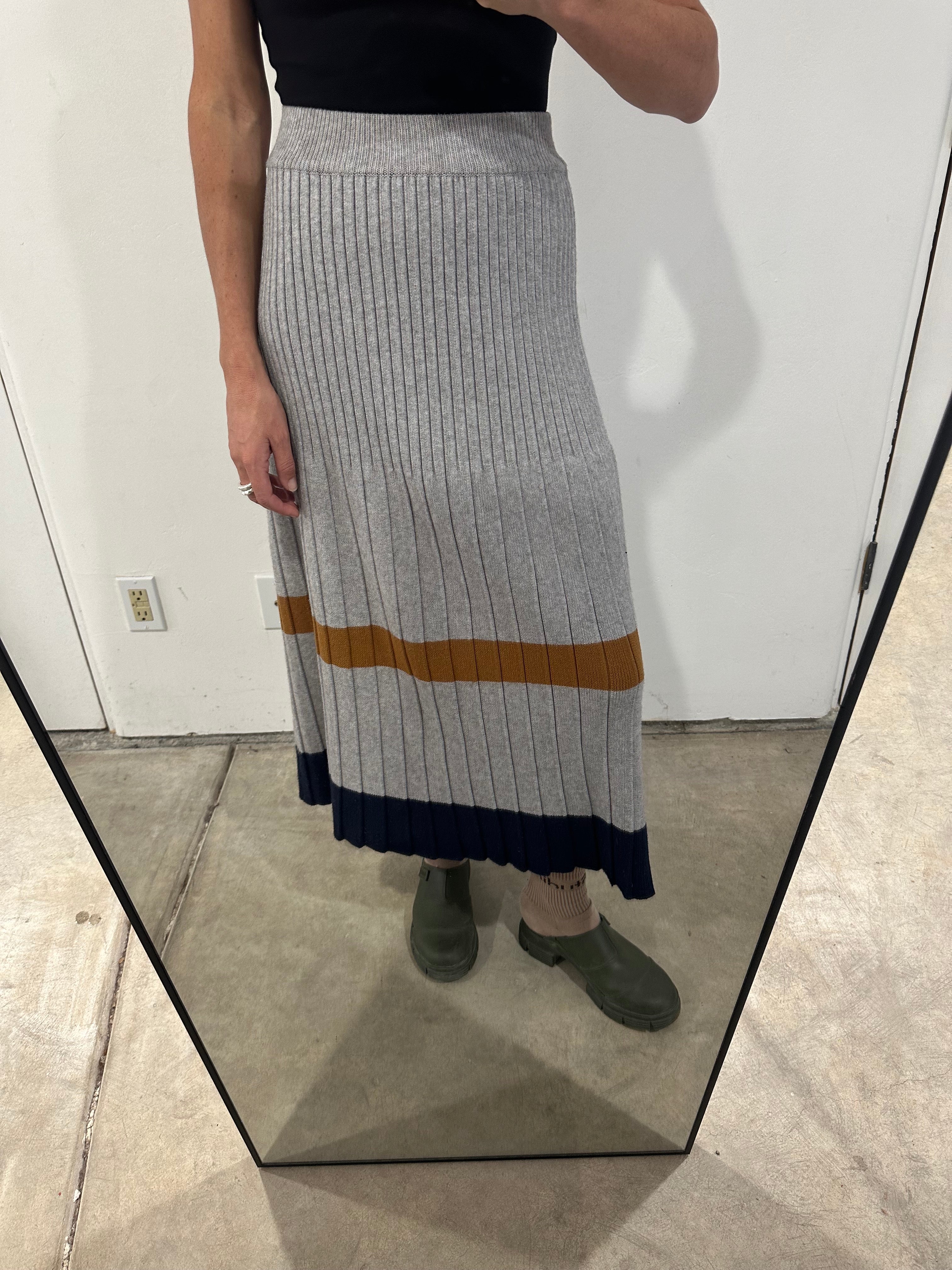 SAMPLE - PLEATED KNIT SKIRT - LIGHT GRAY/CAMEL/NAVY