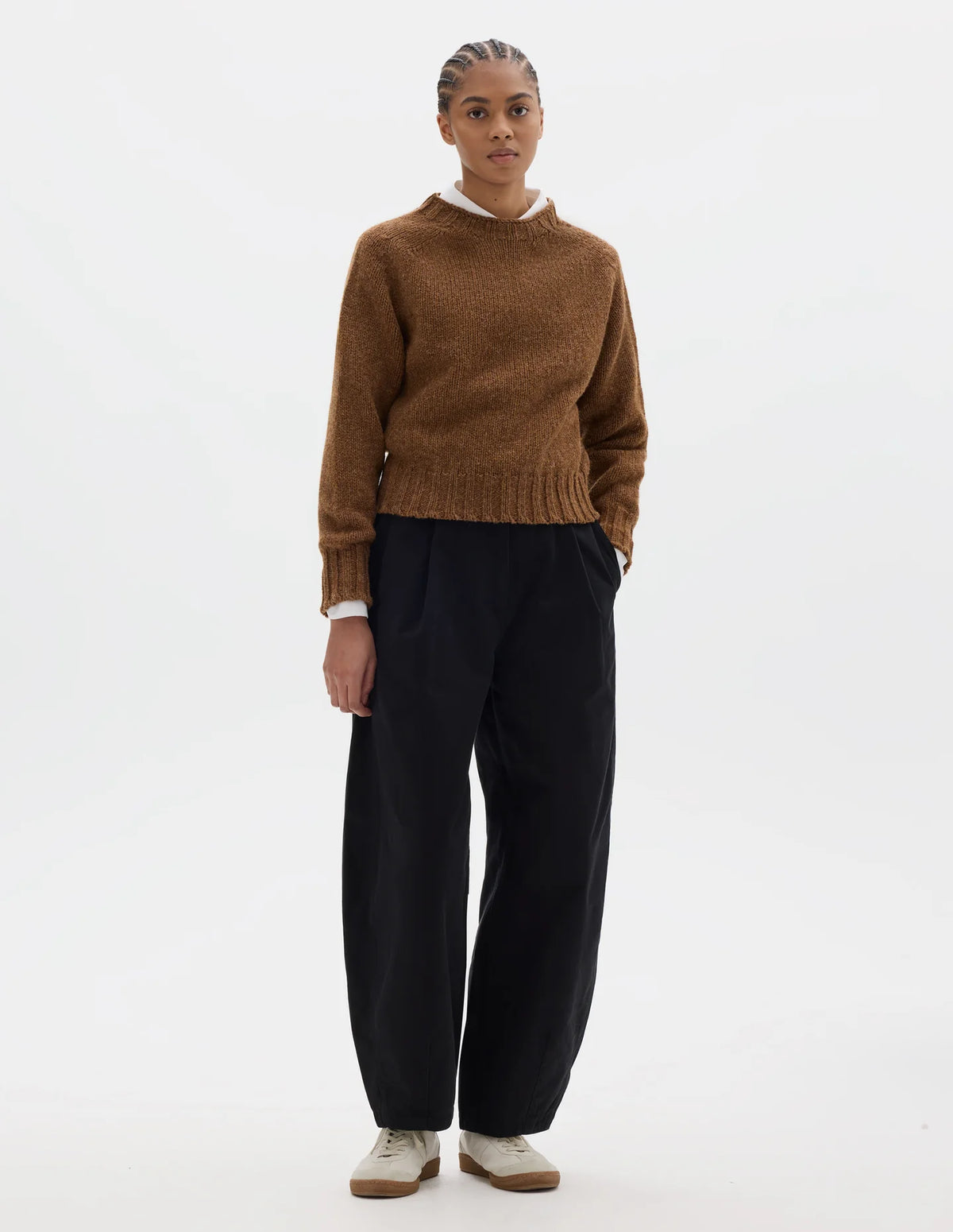 CHUNKY SEAMLESS CREW NECK SWEATER - CINNAMON