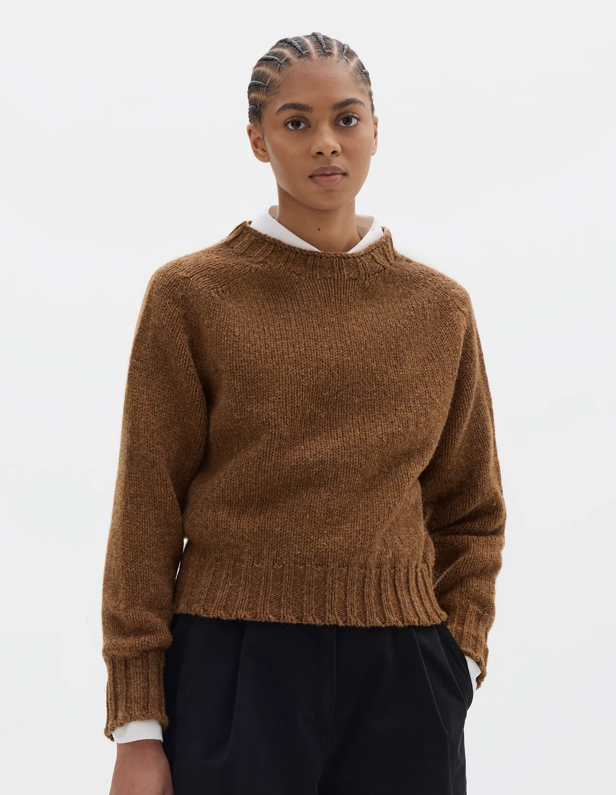 CHUNKY SEAMLESS CREW NECK SWEATER - CINNAMON