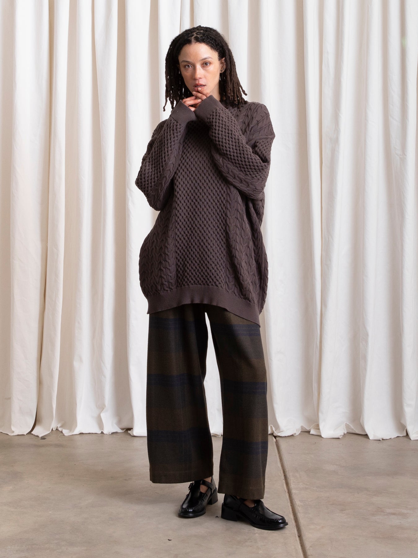 OVERSIZED CABLE KNIT SWEATER - BROWN