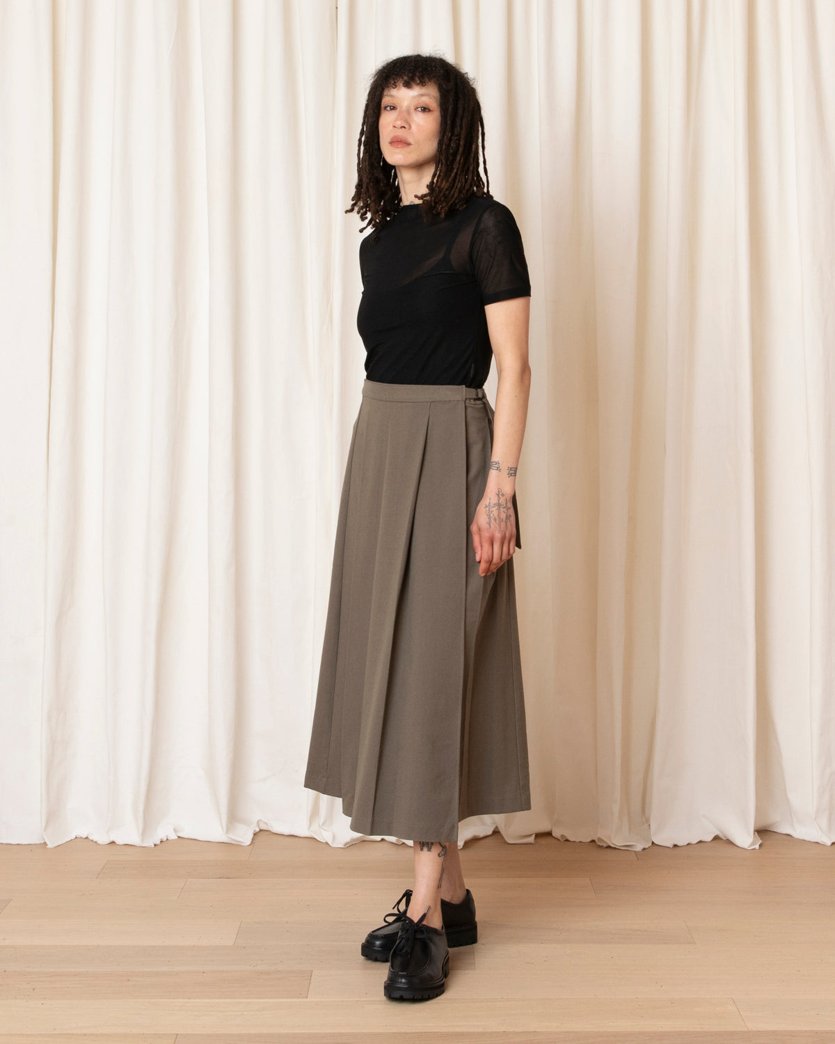 MIDI PLEATED WRAP SKIRT - TAUPE