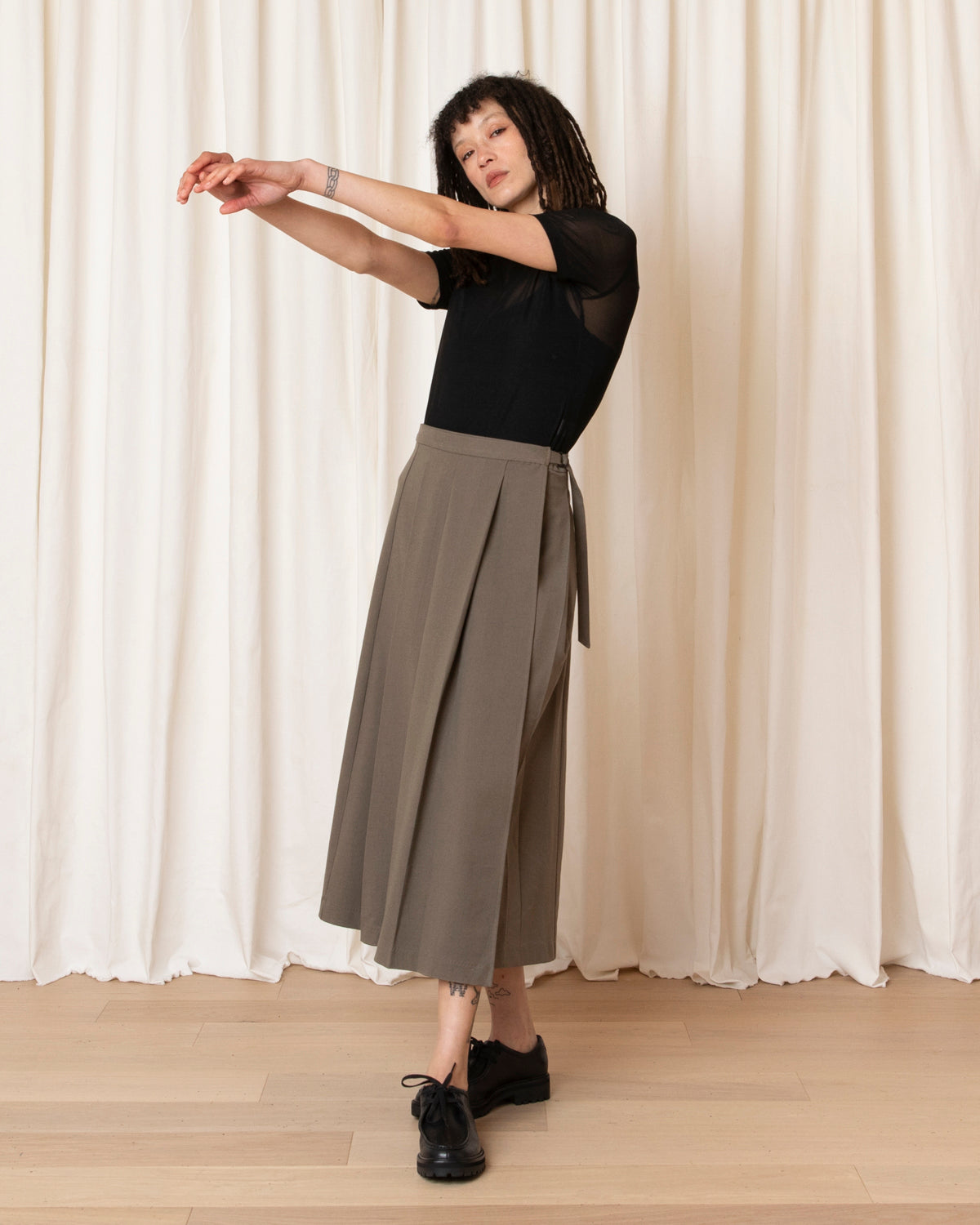 MIDI PLEATED WRAP SKIRT - TAUPE