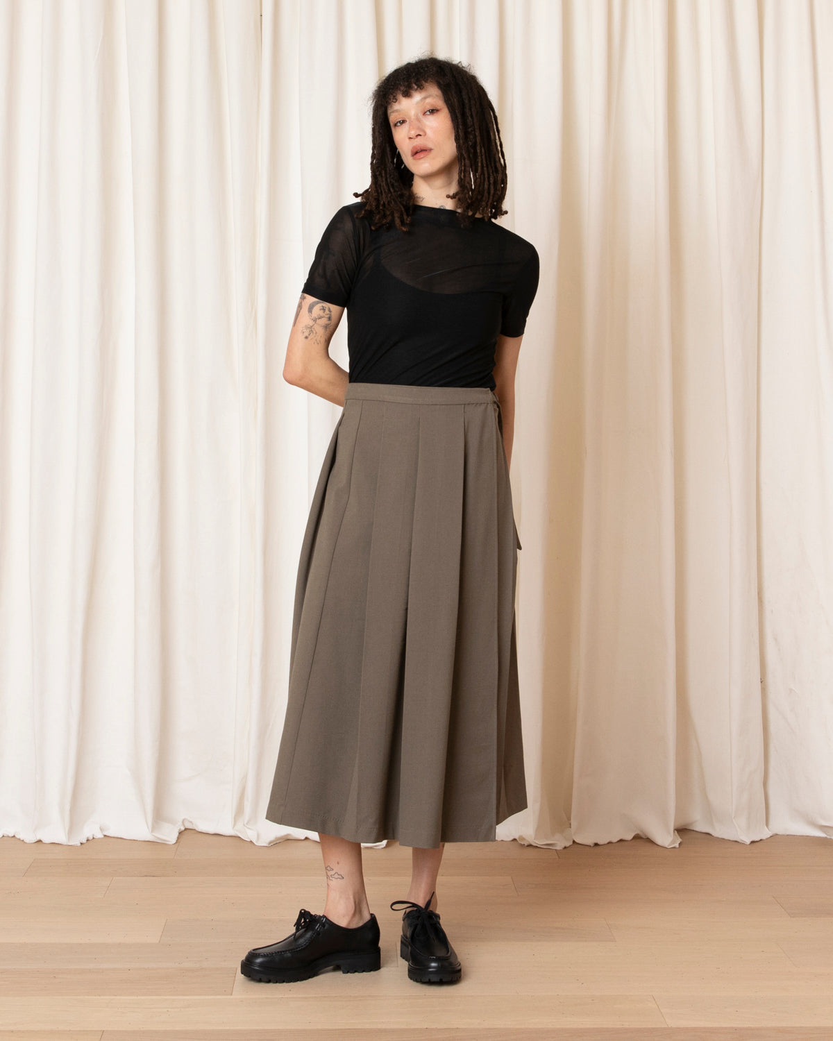MIDI PLEATED WRAP SKIRT - TAUPE