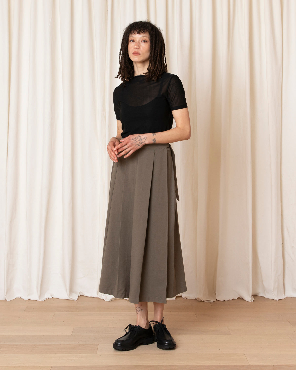 MIDI PLEATED WRAP SKIRT - TAUPE