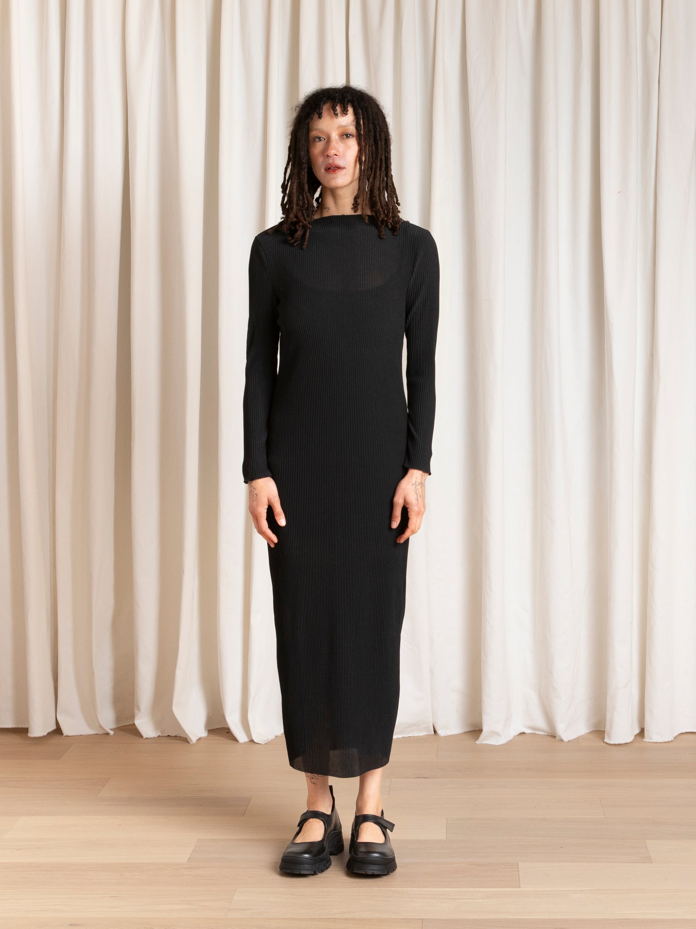 THICK PLEATED MESH DRESS - BLACK