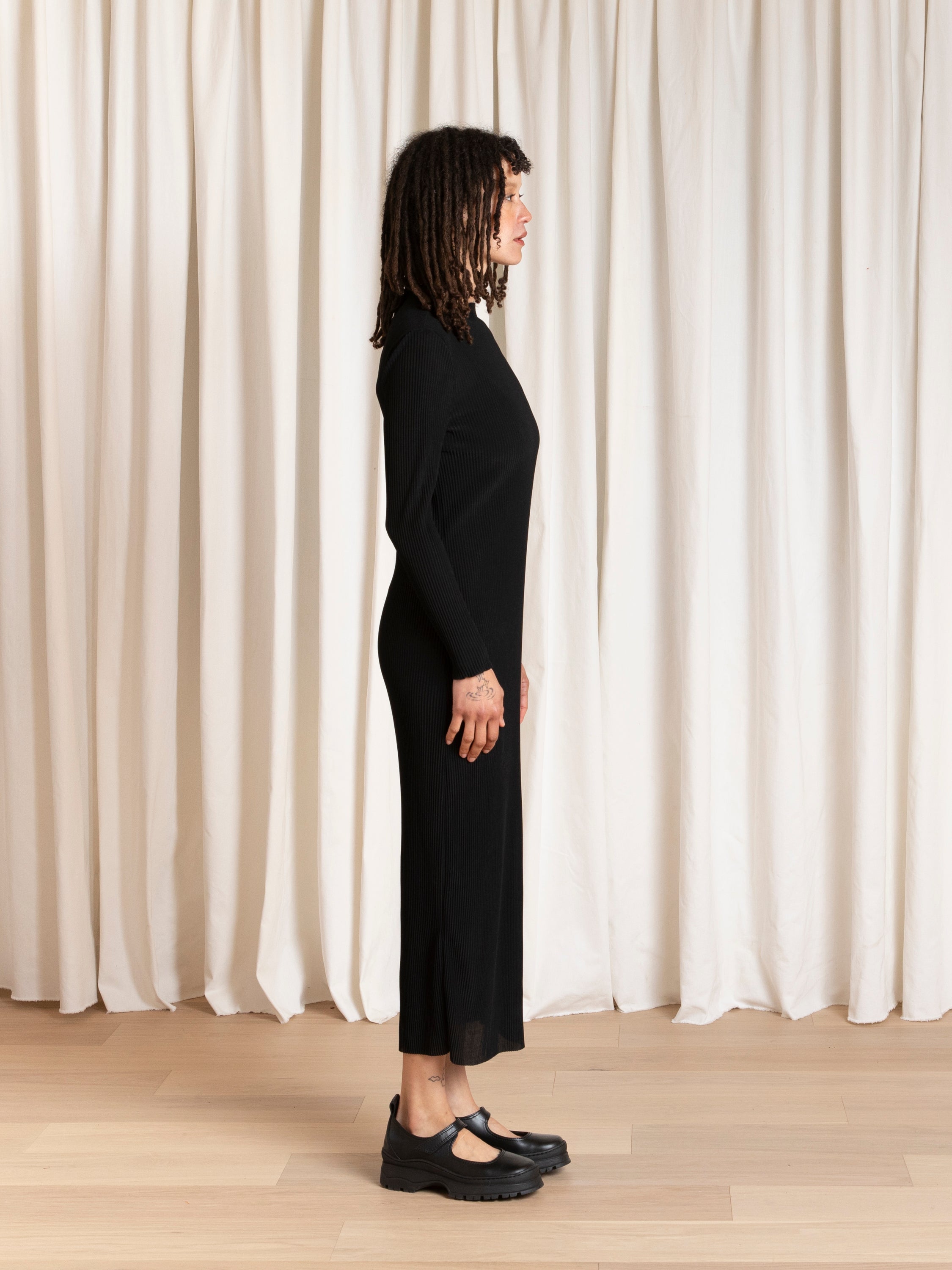 THICK PLEATED MESH DRESS - BLACK