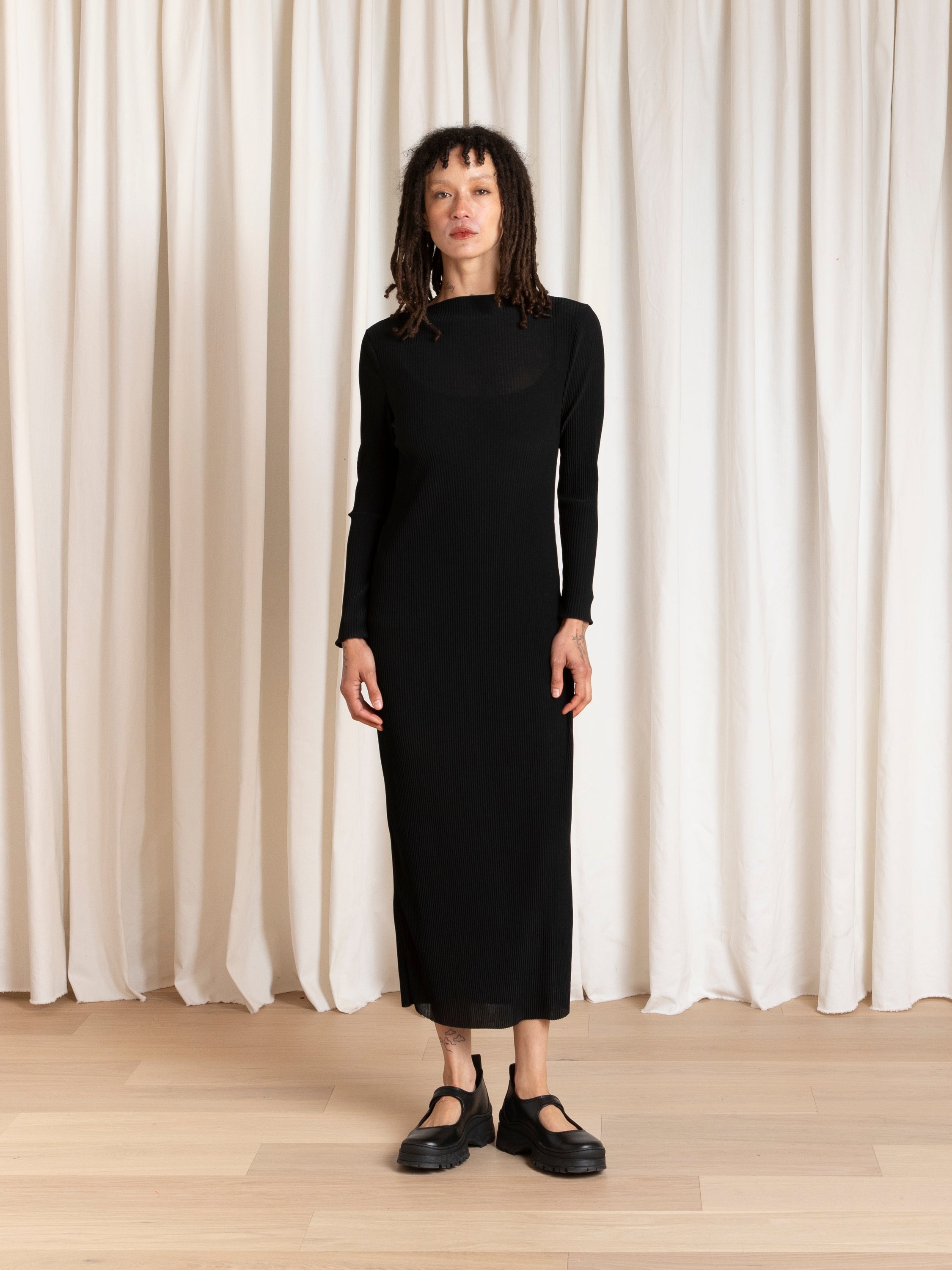 THICK PLEATED MESH DRESS - BLACK