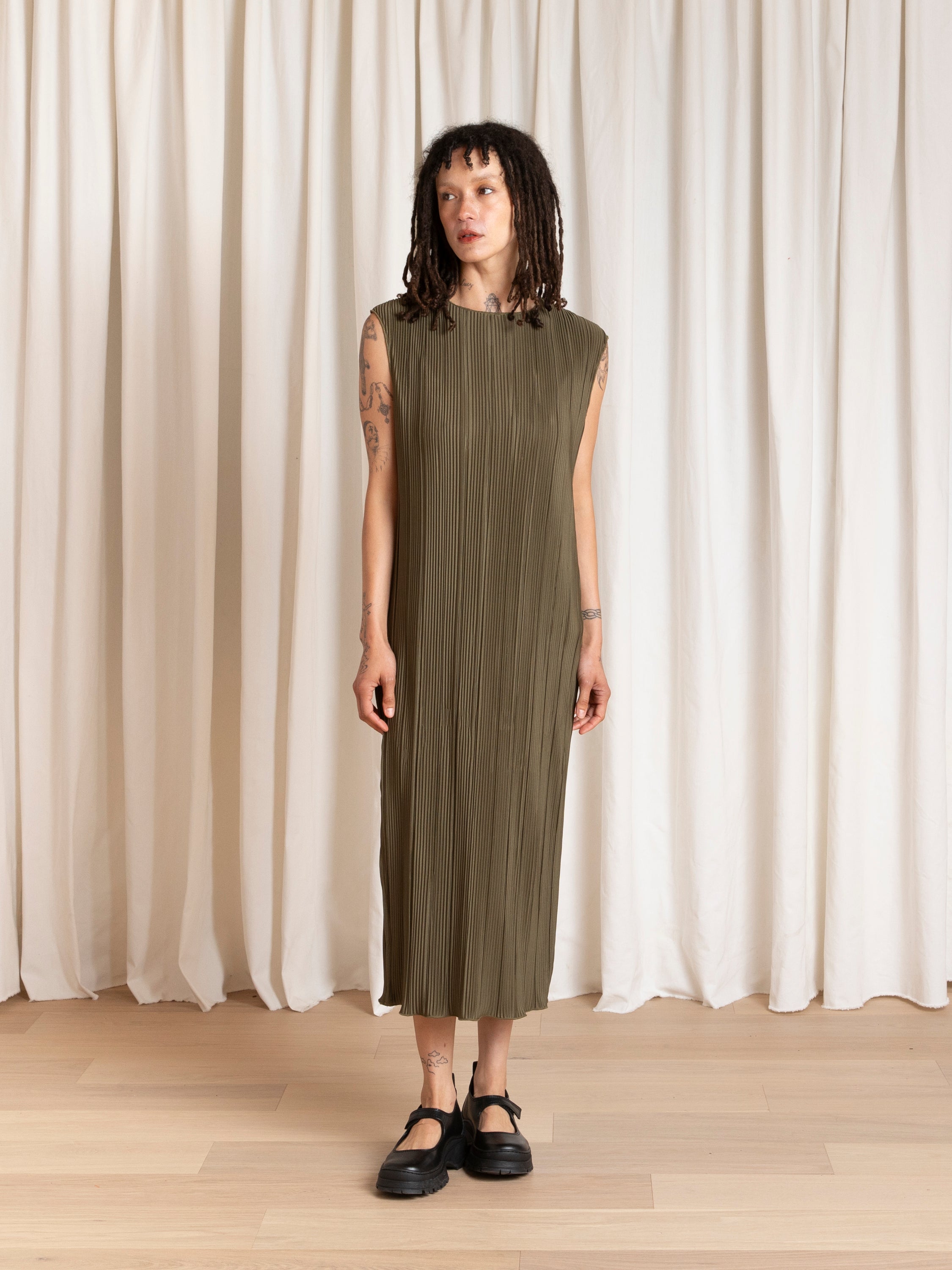 PLEATED TANK DRESS - OLIVE