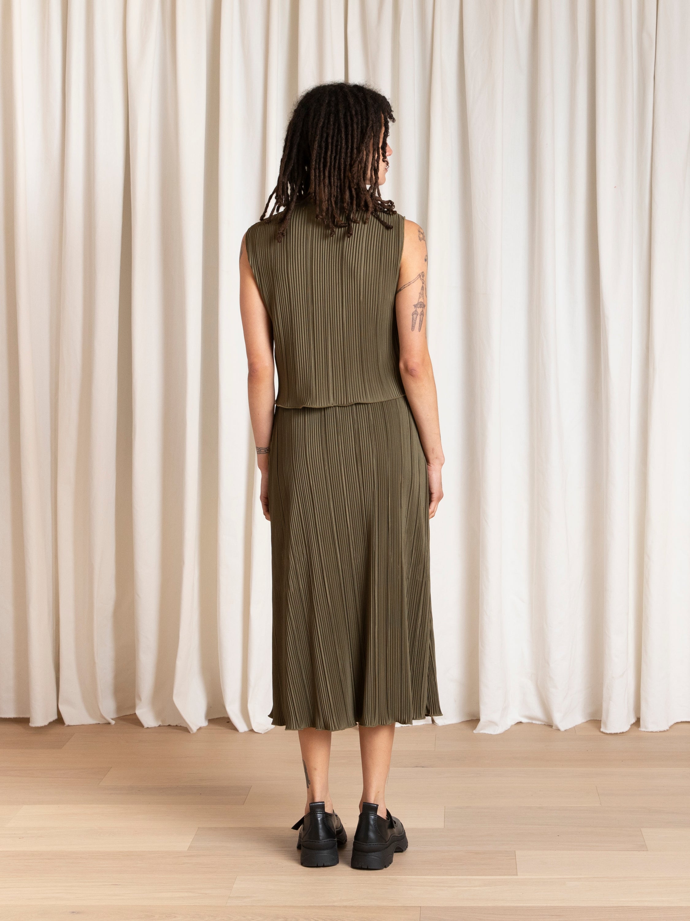 PLEATED SLIM MIDI SKIRT - OLIVE