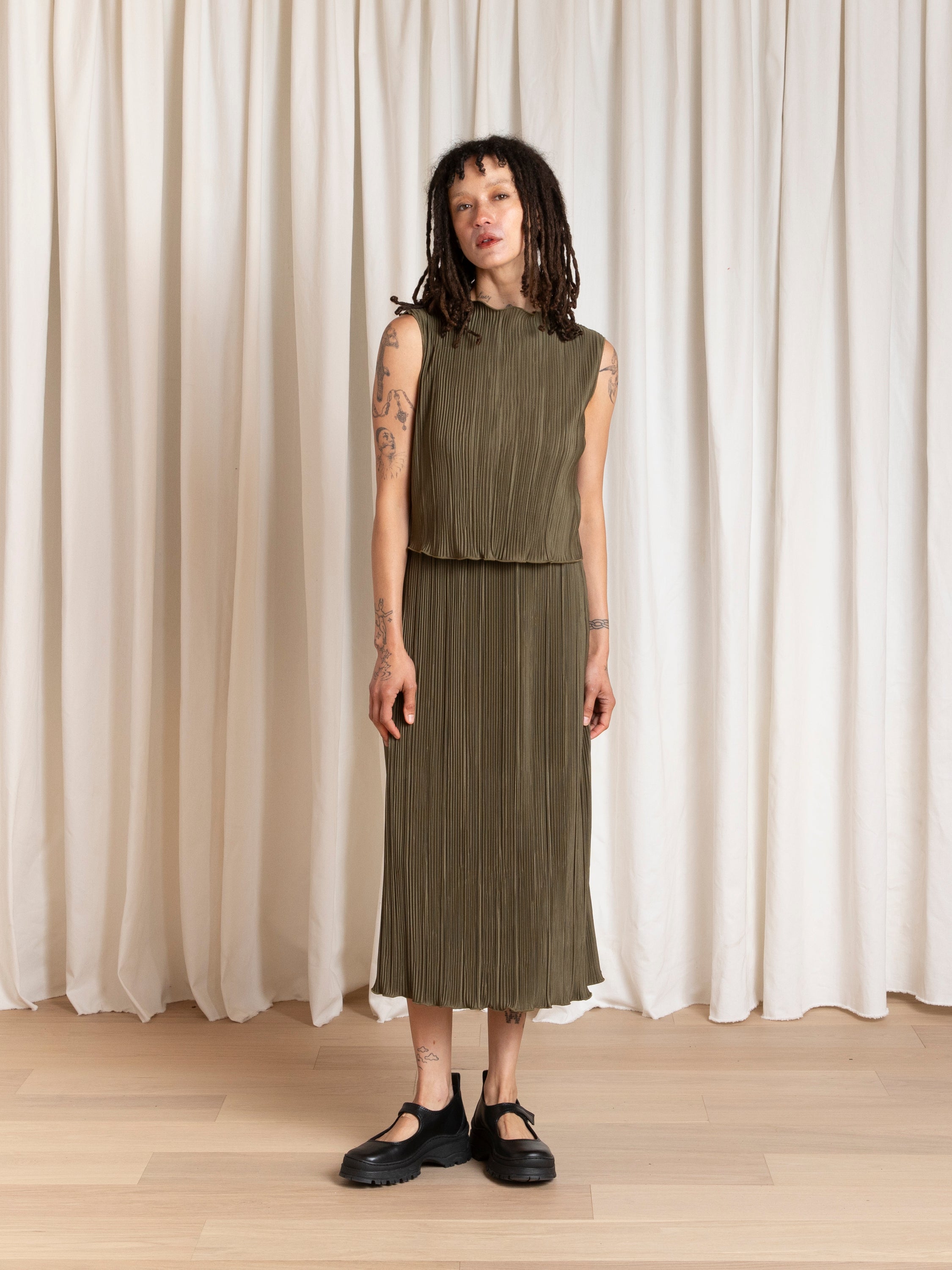 PLEATED SLIM MIDI SKIRT - OLIVE