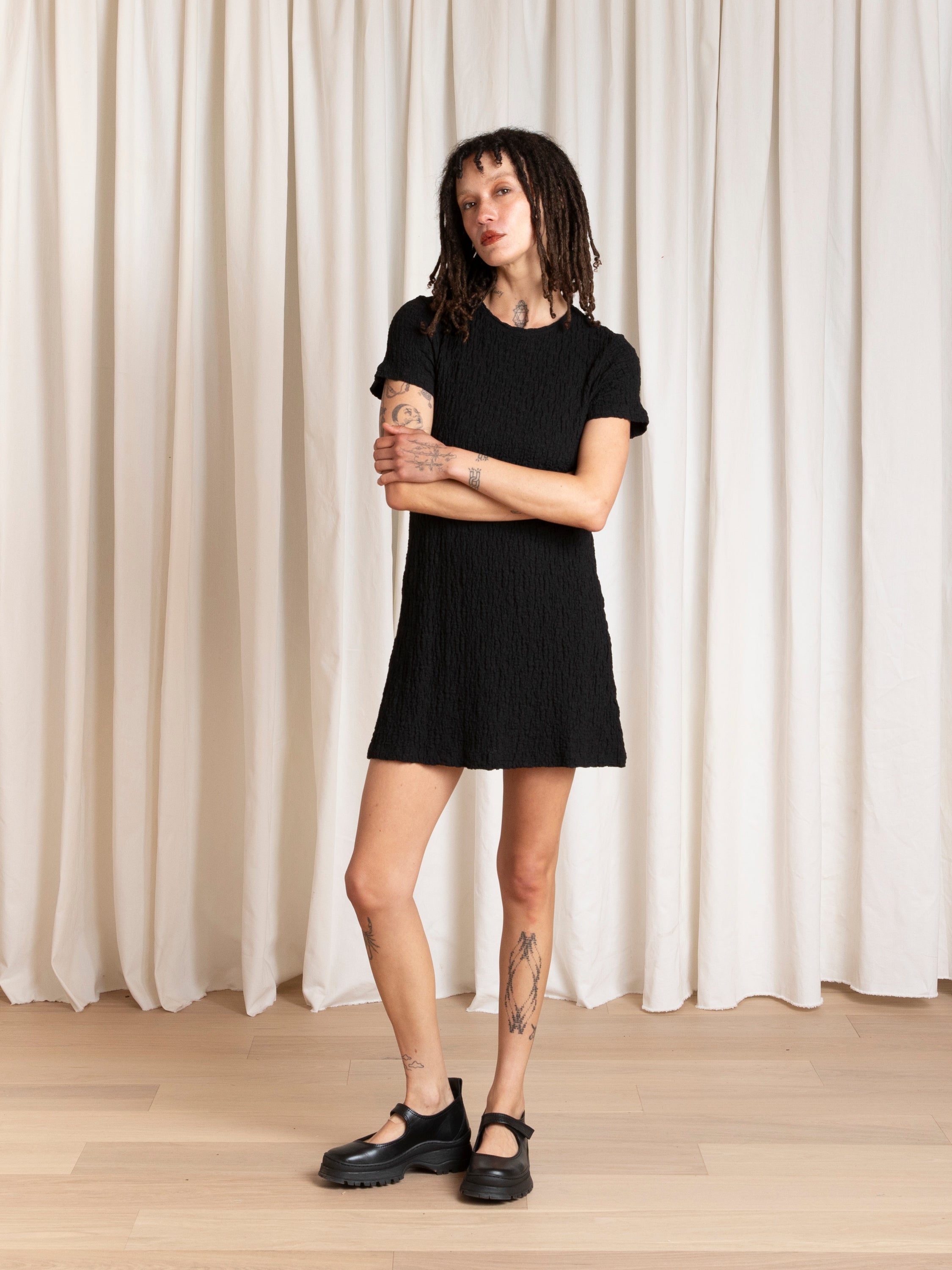 MINI TEXTURED T-SHIRT DRESS - BLACK