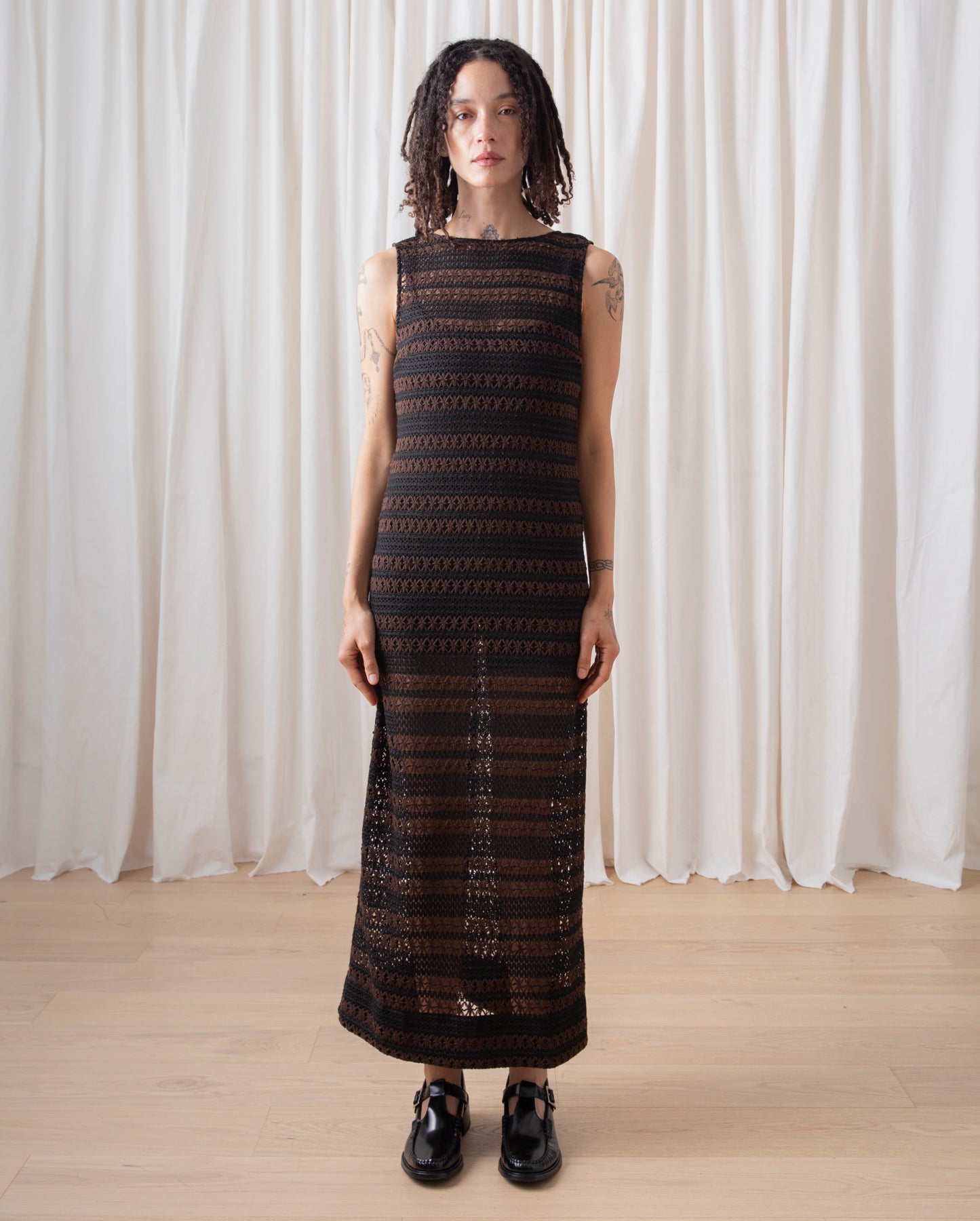 LOW BACK COLUMN DRESS - BROWN/BLACK CROCHET