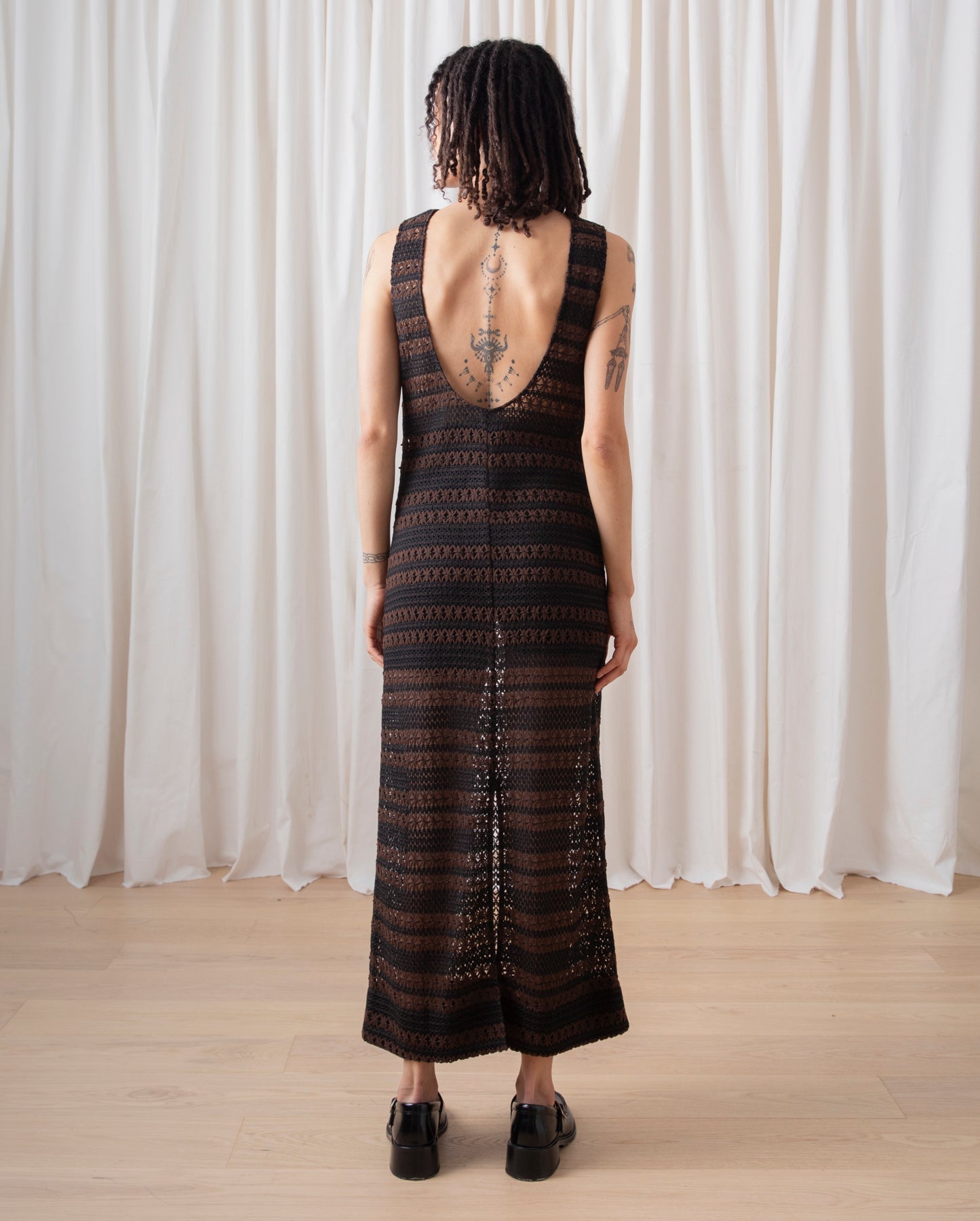 LOW BACK COLUMN DRESS - BROWN/BLACK CROCHET