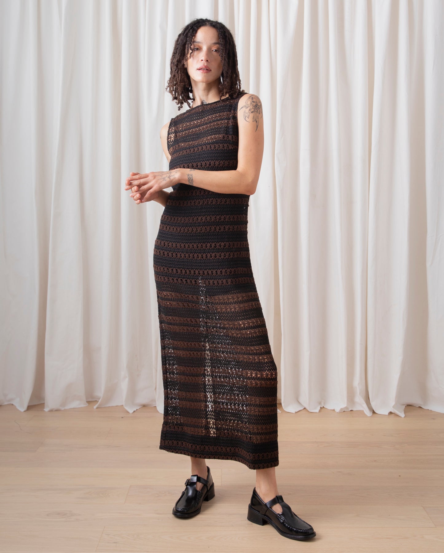 LOW BACK COLUMN DRESS - BROWN/BLACK CROCHET