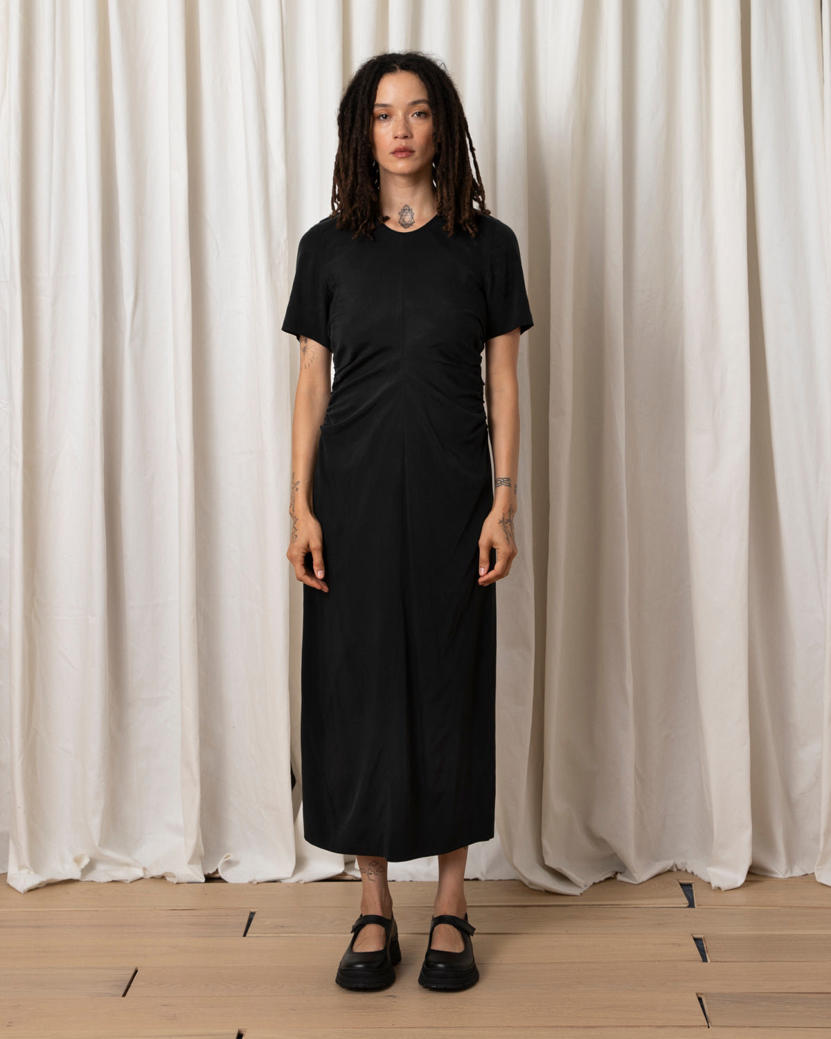 SIDE RUCHED FORM DRESS - BLACK