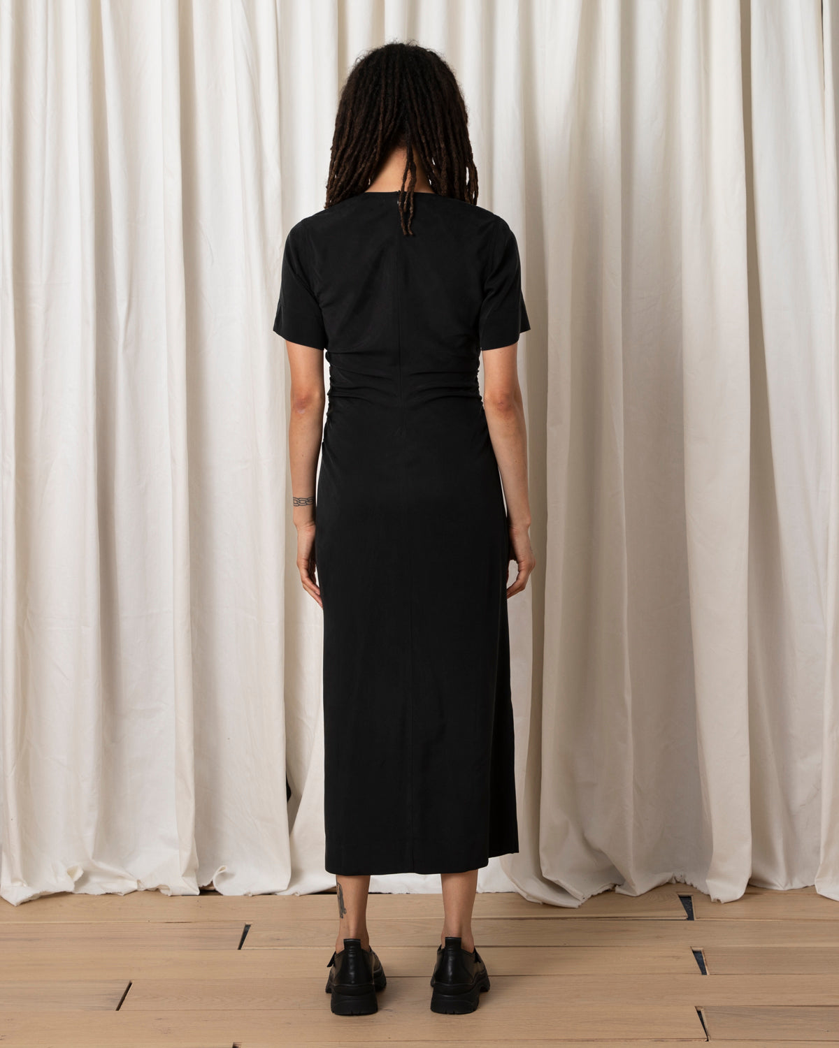 SIDE RUCHED FORM DRESS - BLACK